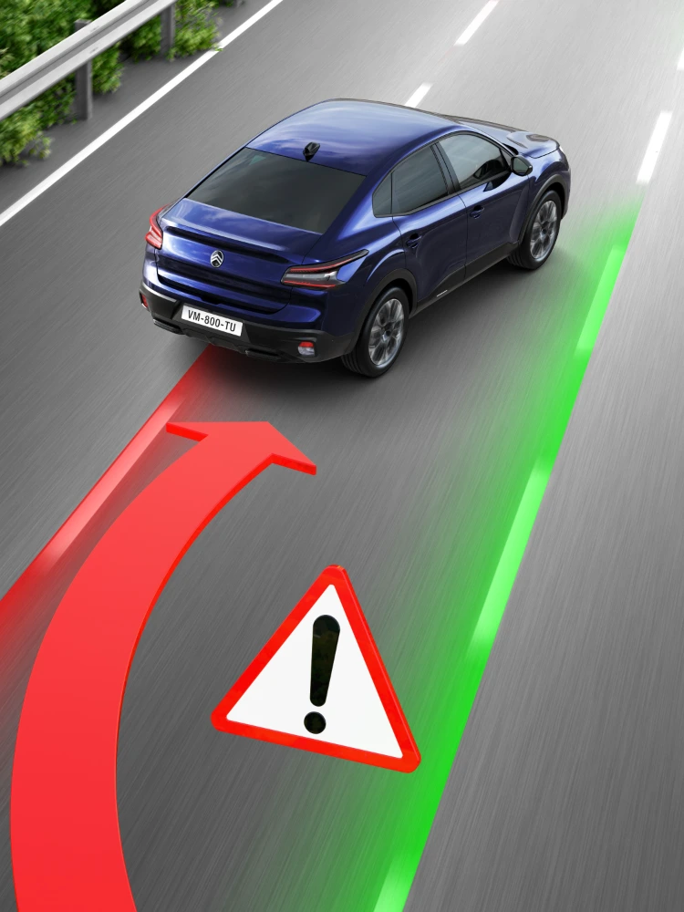 La Citroën ë‑C4 X affiche l'alerte de sortie de voie lorsque le véhicule s'approche des marquages au sol