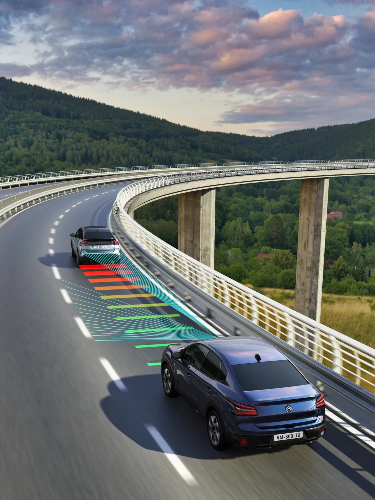 La Citroën ë‑C4 X utilise l'aide à la conduite de niveau 2 avec régulateur de vitesse adaptatif et guidage de voie