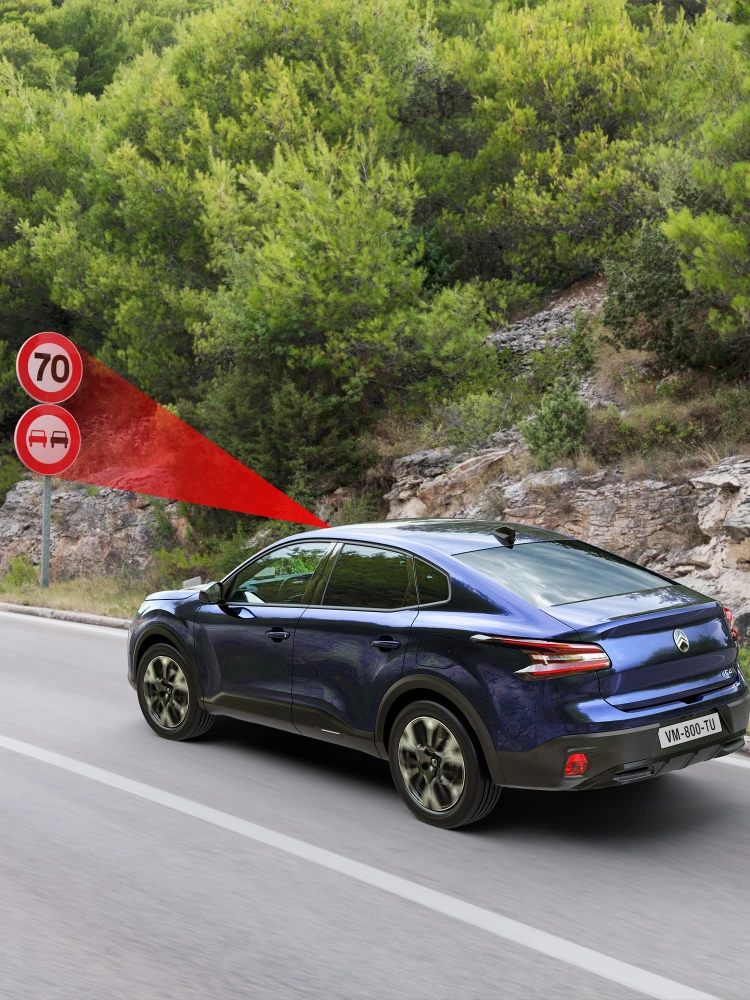 La Citroën ë-C4 X identifie plusieurs panneaux de vitesse et de restriction grâce à la reconnaissance étendue des panneaux