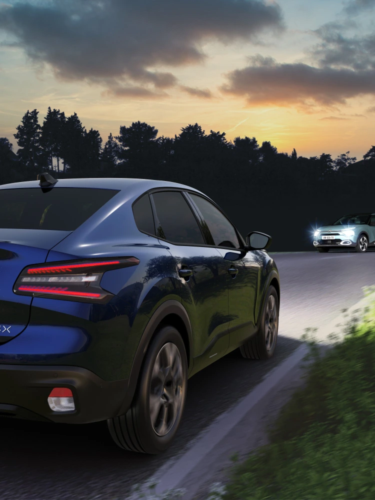 La Citroën ë‑C4 X roulant de nuit, avec l'assistant de feux de route qui éclaire la route en toute sécurité