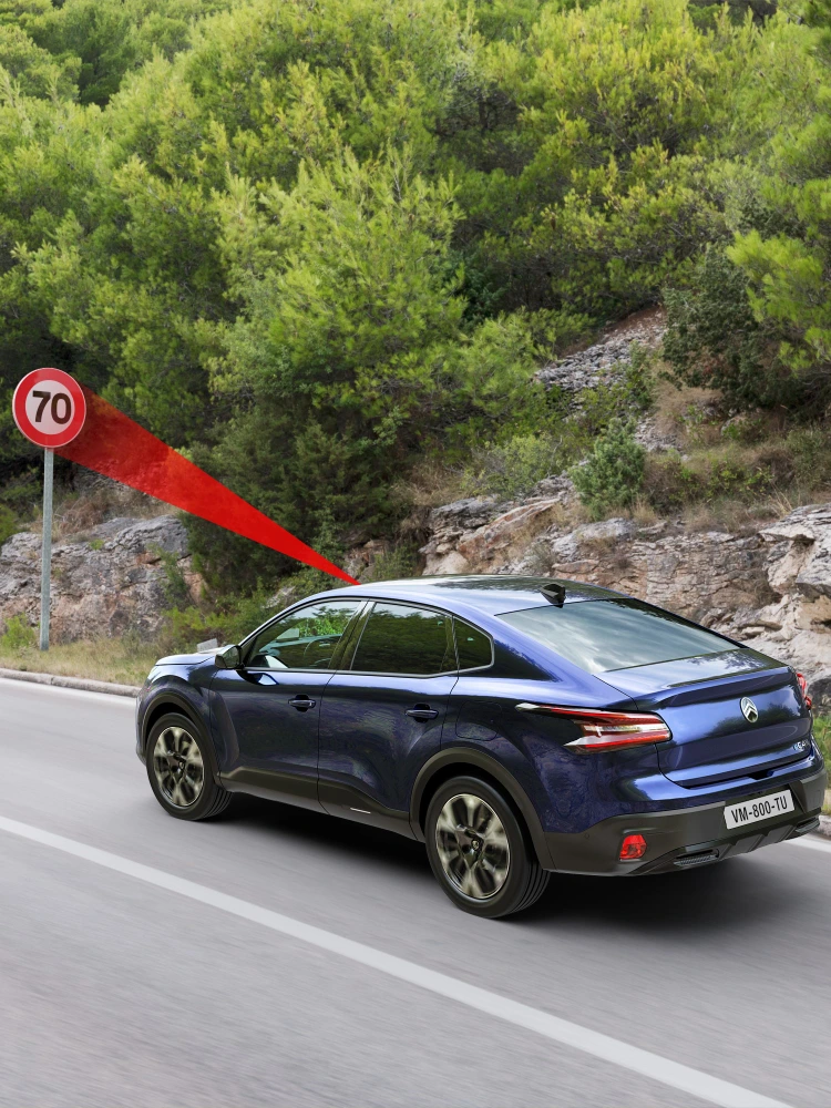 La Citroën ë‑C4 X détecte un panneau de limitation de vitesse à 70 km/h grâce à la fonction de reconnaissance des panneaux
