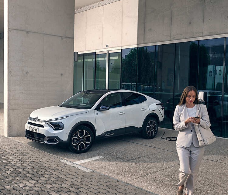 Citroën ë-C4 x Electric در مقابل یک ساختمان
