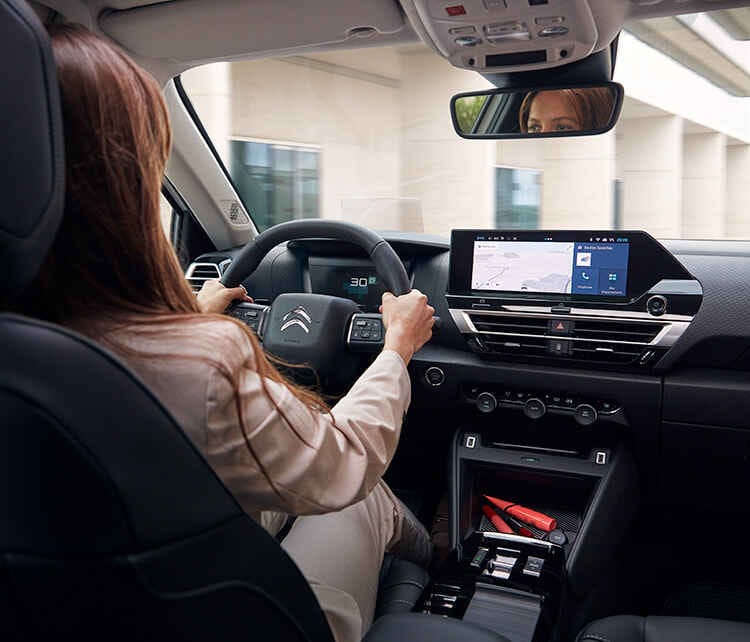 زن پشت فرمان Citroën ë-C4 x ایستگاه الکتریکی و رانندگی