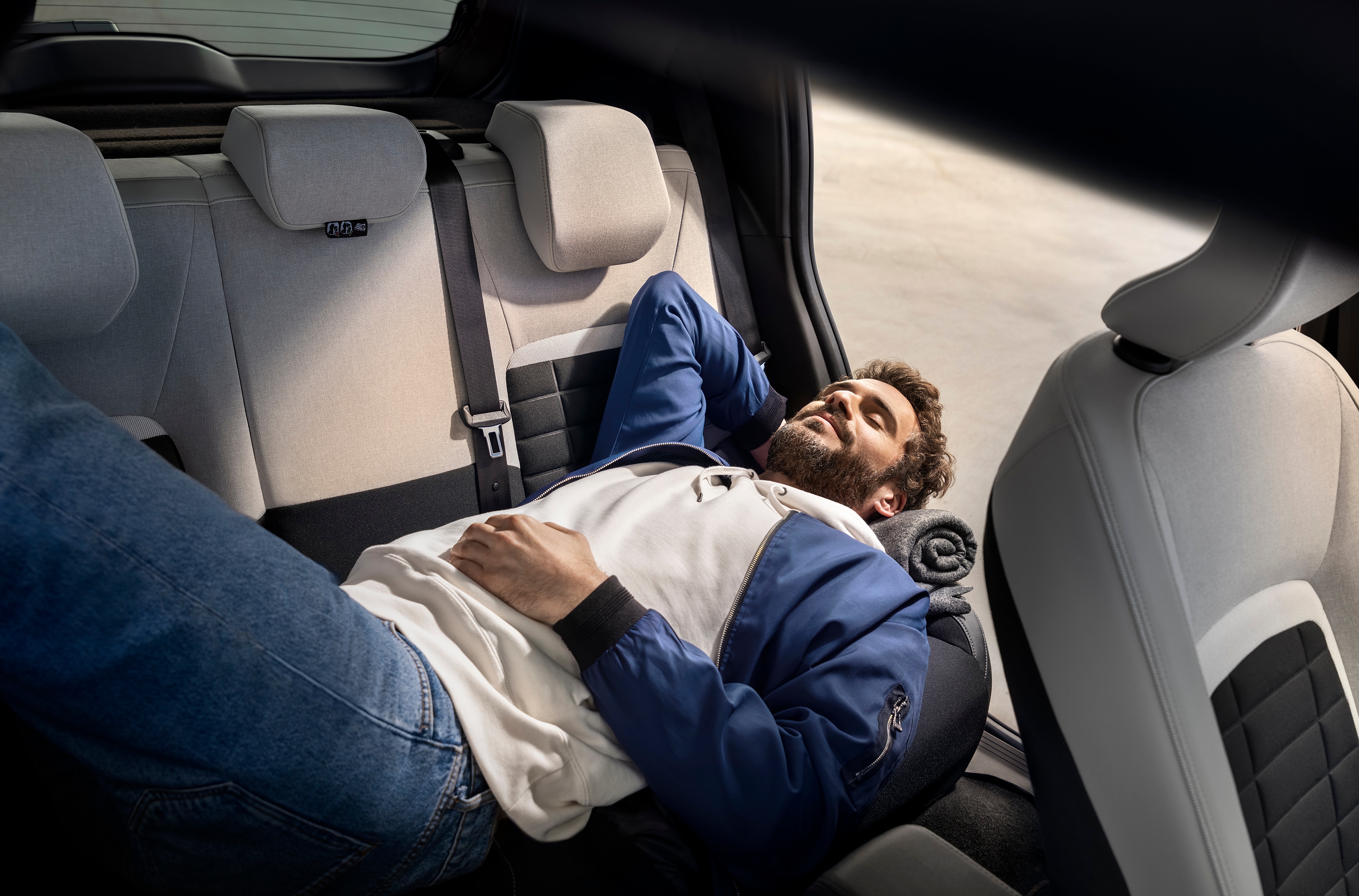 Vue de l'intérieur de Citroën ë-C3, le confort des sièges inclinables pour mobilité détendue, abordable.