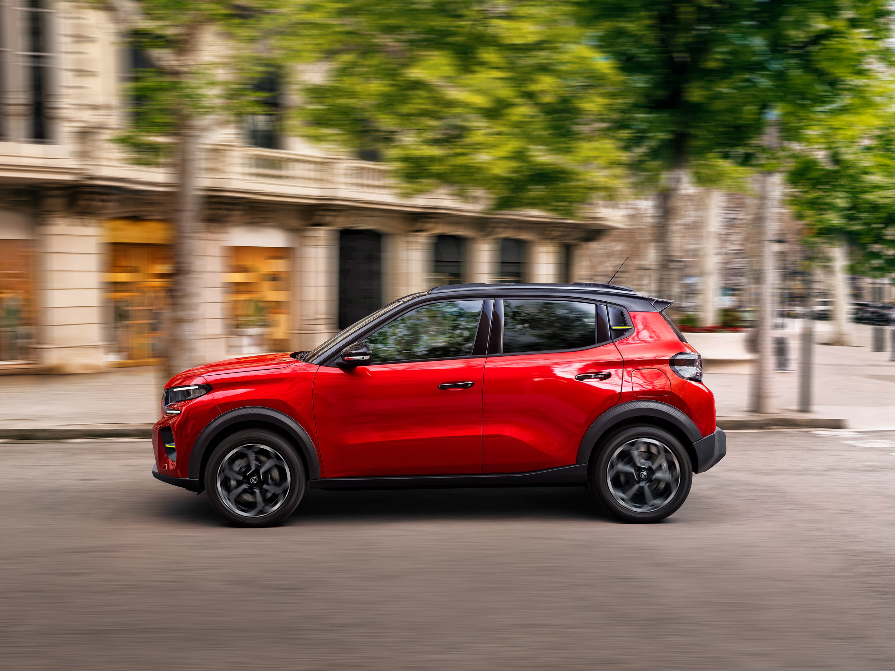 Vue côté de Citroën ë-C3, illustrant une conduite dynamique pour mobilité fluide, abordable.