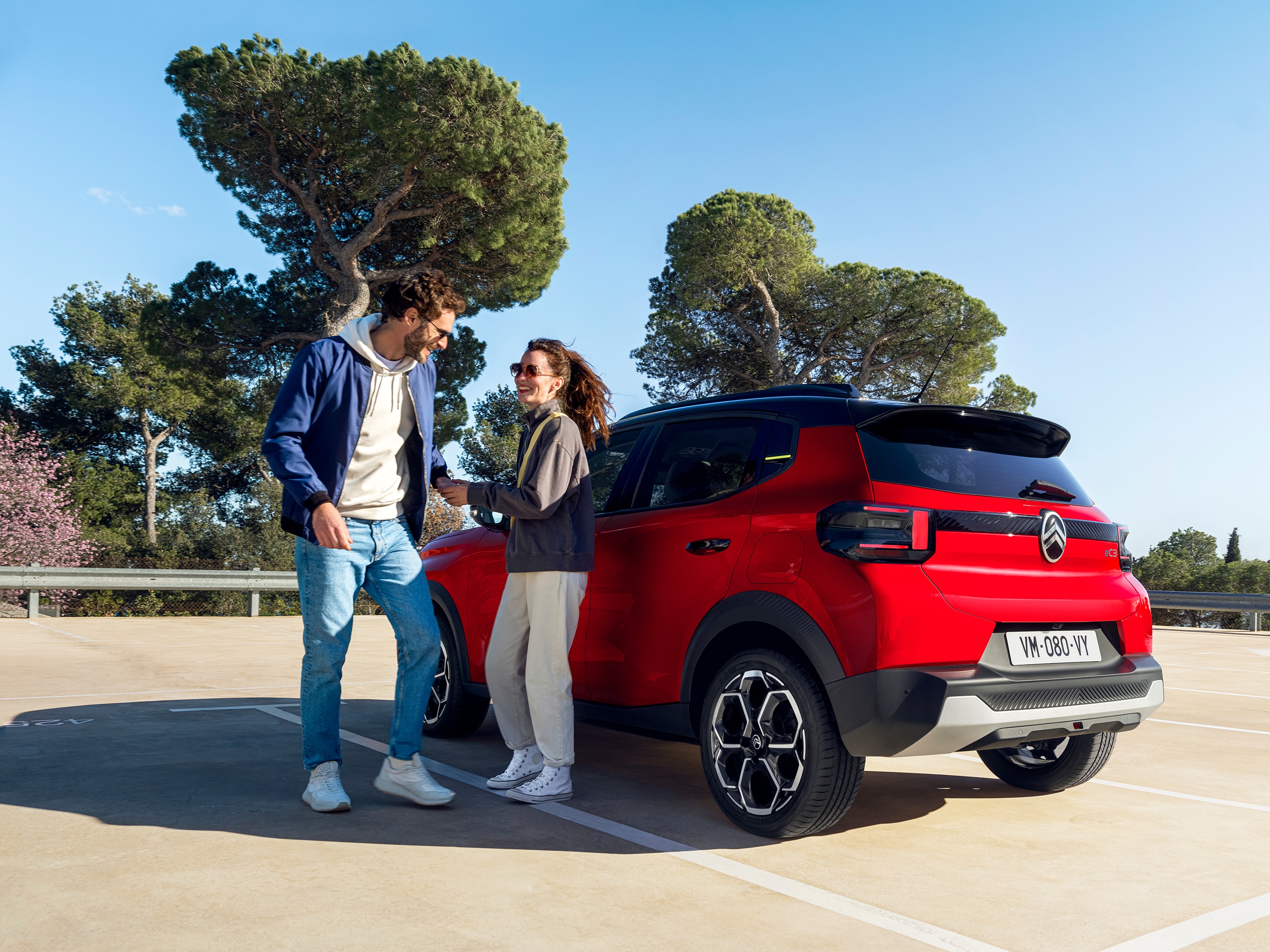 Vue 3/4 arrière de Citroën ë-C3, son style pour une mobilité détendue, abordable.