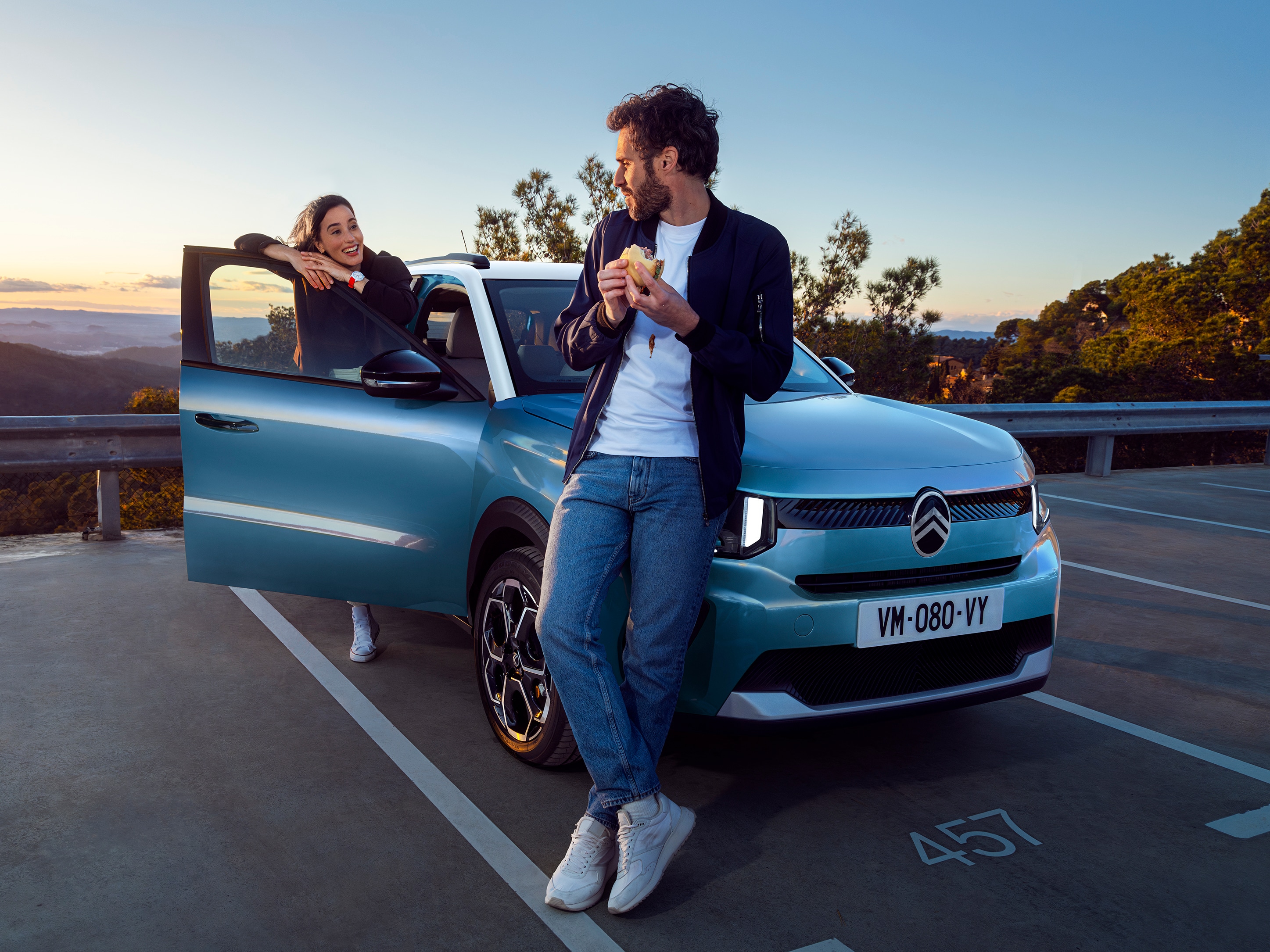 Vue 3/4 avant de Citroën ë-C3, un moment de détente pour mobilité fluide, abordable.