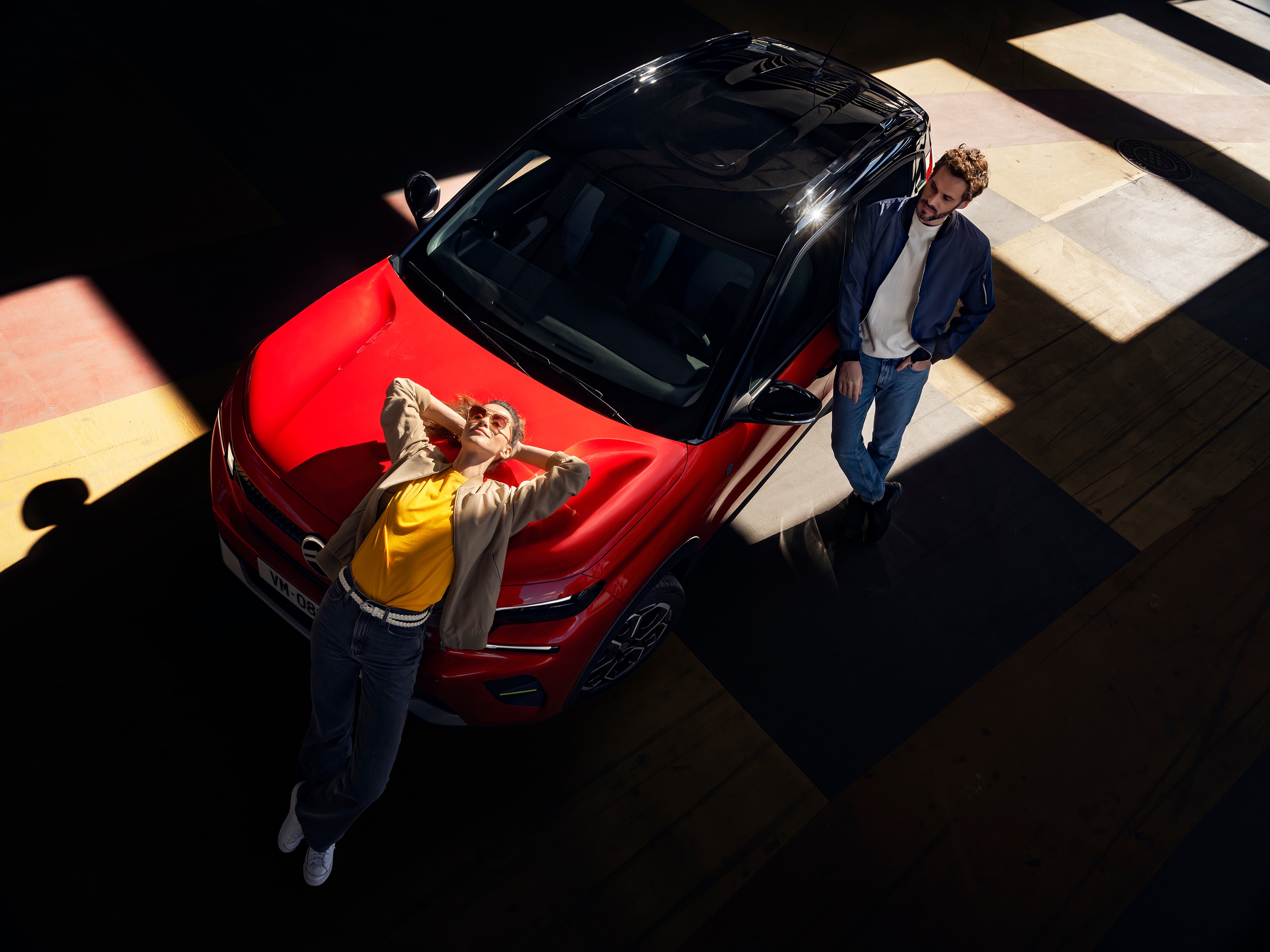 Vue dessus de Citroën ë-C3, son design bicolore élégant pour une mobilité détendue, abordable.