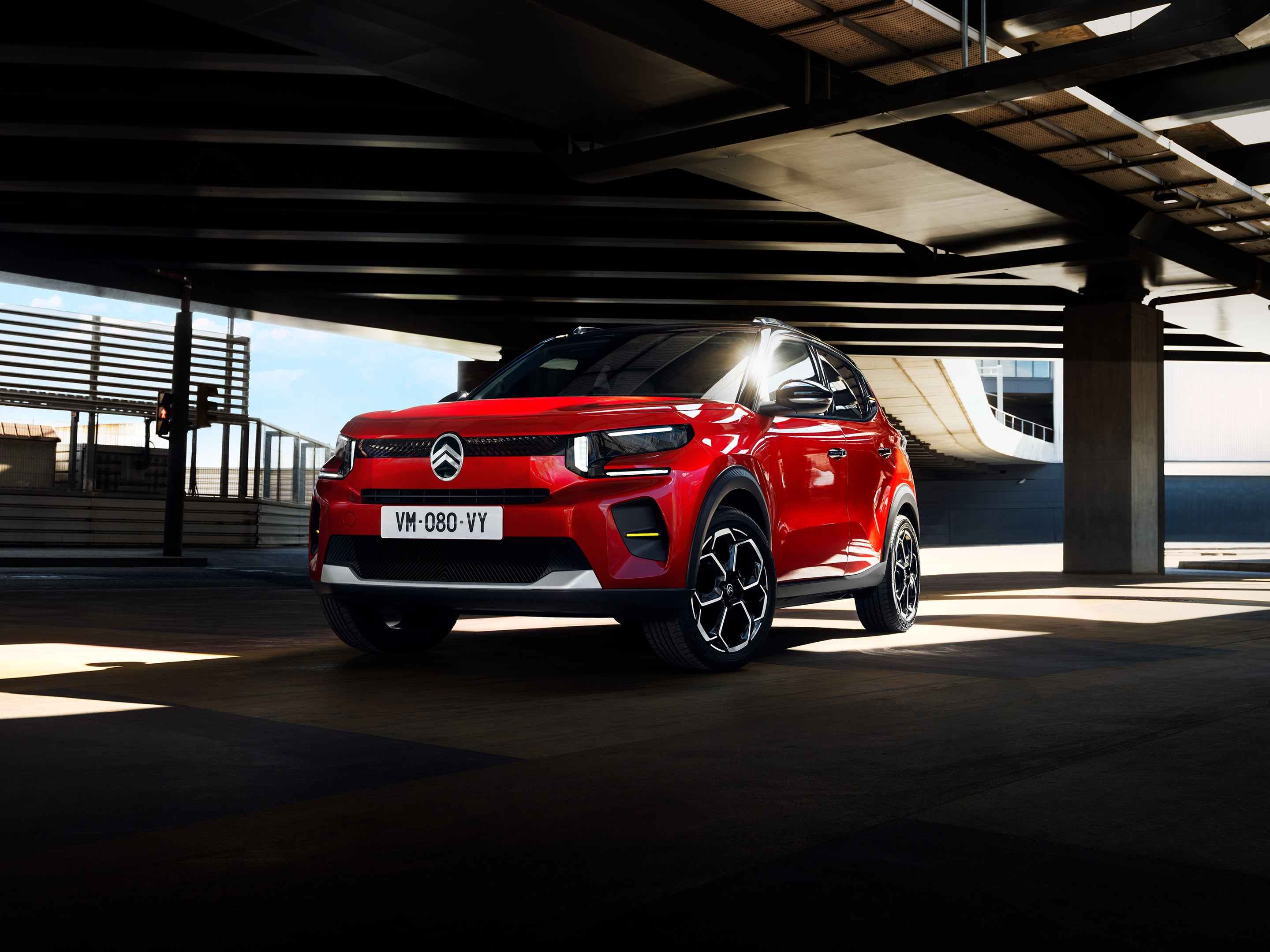 Vue 3/4 avant de Citroën ë-C3, un design audacieux pour mobilité sereine, abordable.