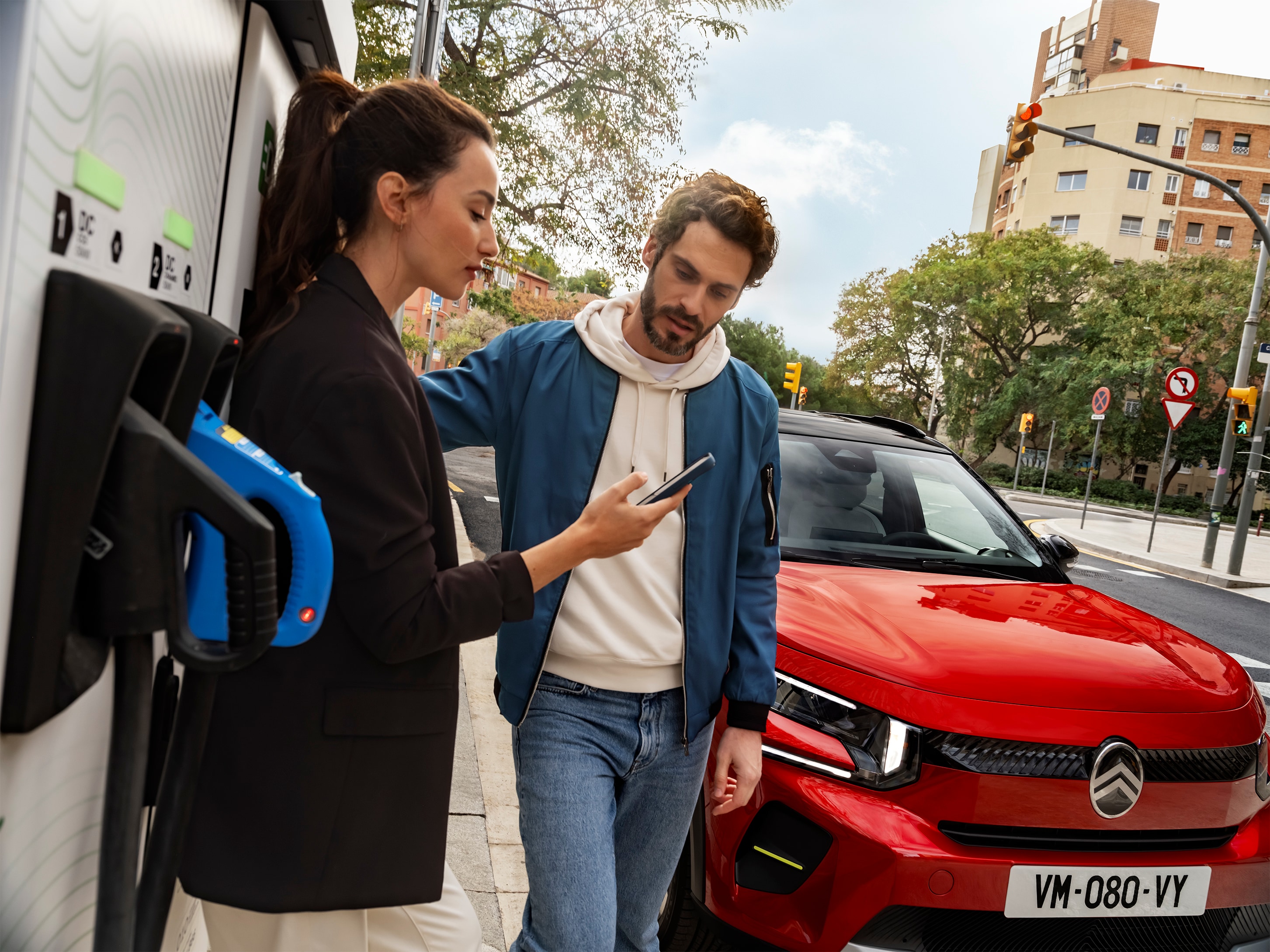 Vue de recharge en rue de Citroën ë-C3, avec des personnes préparant une recharge rapide pour mobilité, efficace.