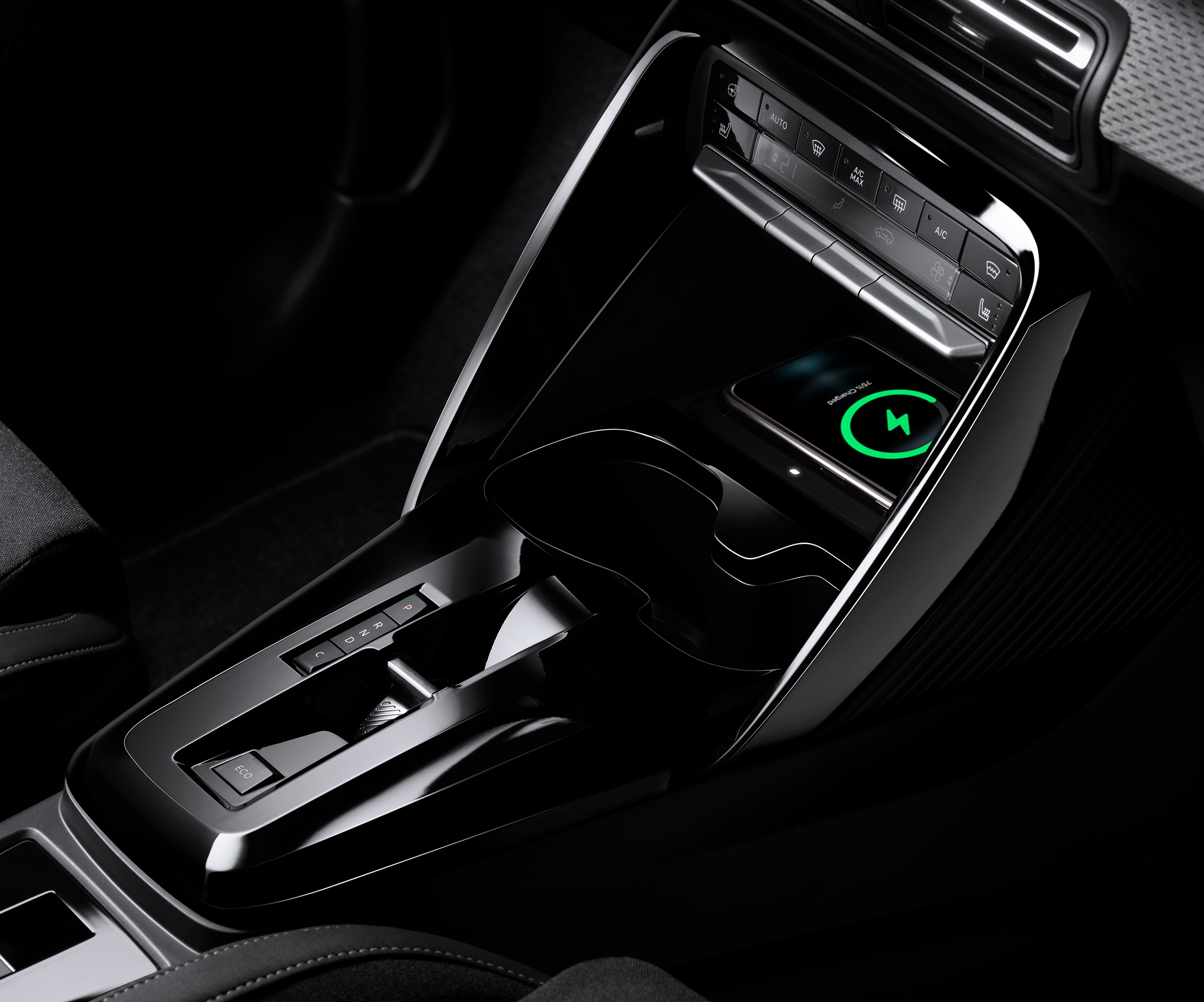 Vue rapprochée console de Citroën ë-C3, la recharge sans fil pour une mobilité, abordable.