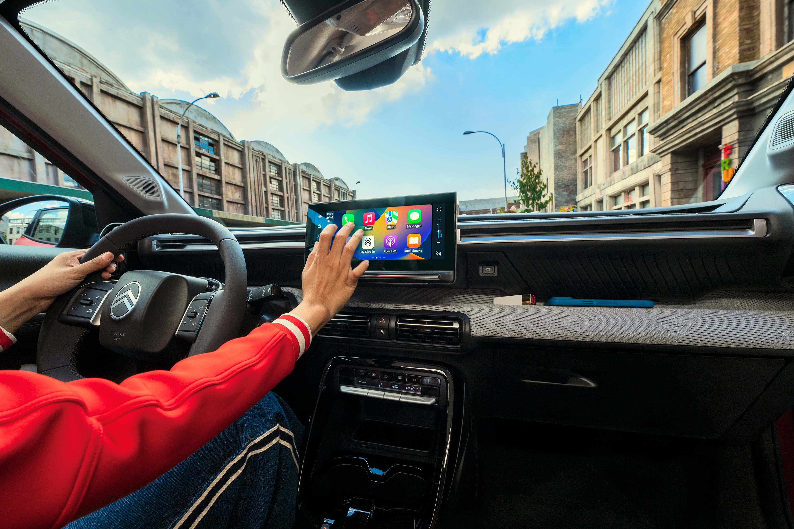 Vue de l'écran tactile intérieur de Citroën ë‑C3, un système d'infodivertissement connecté pour mobilité intuitive.