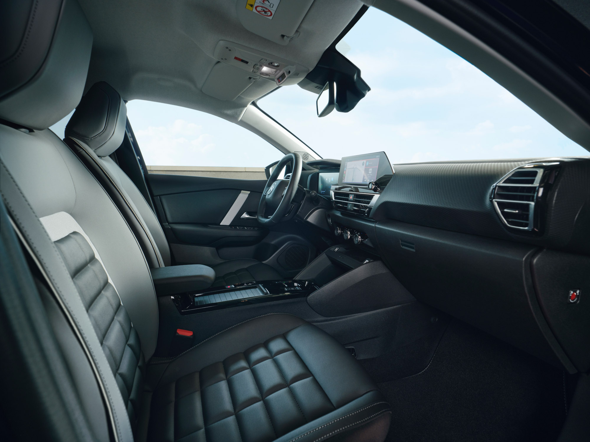 Vue intérieure avant ë-C4 avec le confort spacieux les sièges premium, luminosité et design environnement de conduite serein.