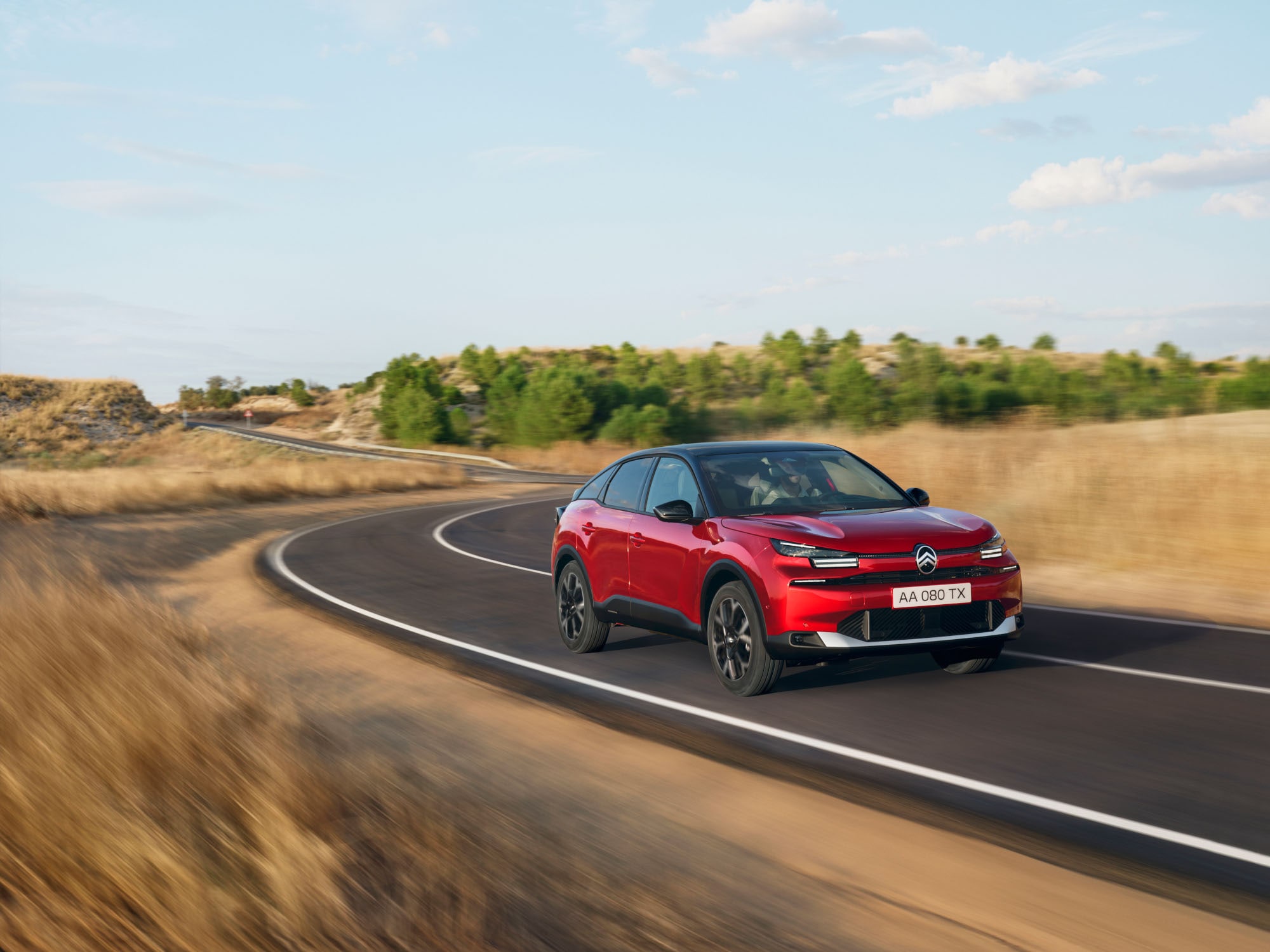 Vue 3/4 avant de ë-C4 Elixir Red, avec design dynamique la sécurité et la robustesse présence inspirante.