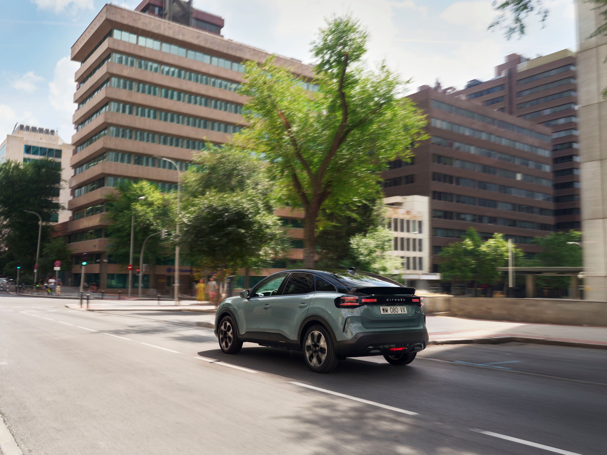 Vue 3/4 arrière ë-C4 avec design élégant sécurité, l'aéro et confort présence fluide