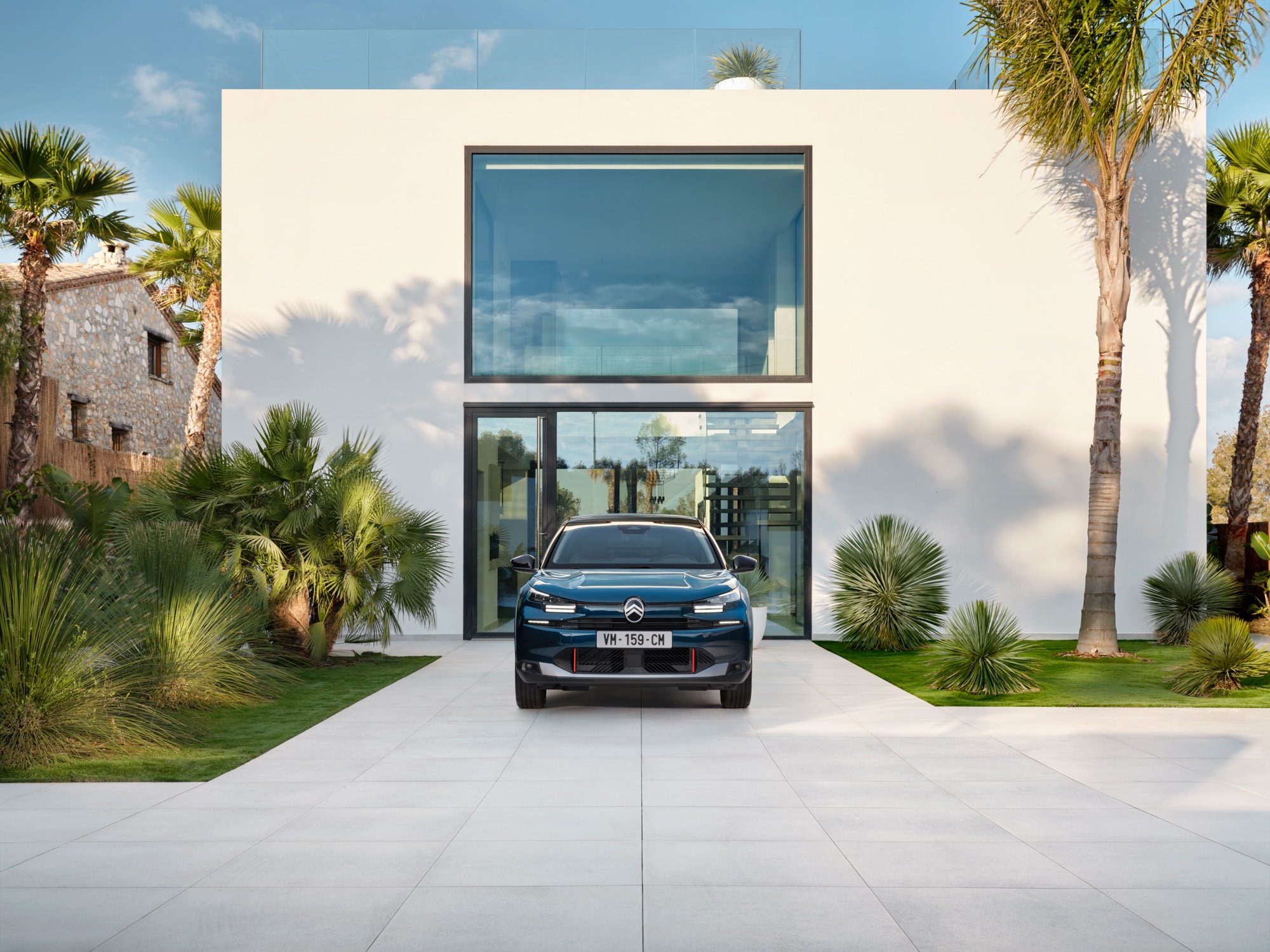 Vue face de ë-C4 Eclipse Blue, avec design élégant la sécurité et l'aéro présence archi moderne premium.