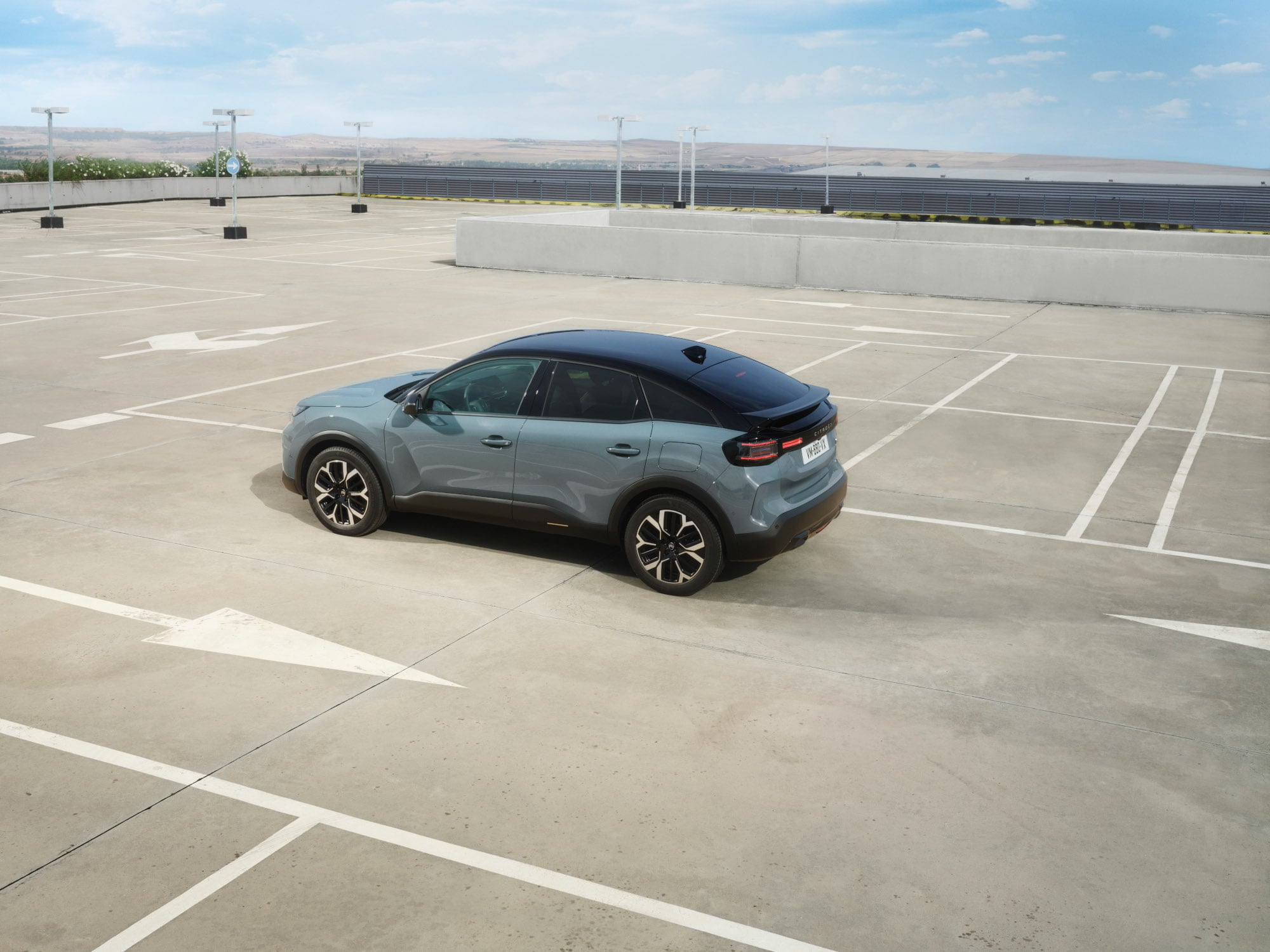 Vue 3/4 arrière de ë-C4, avec design élégant sécurité, l'aéro et confort présence.