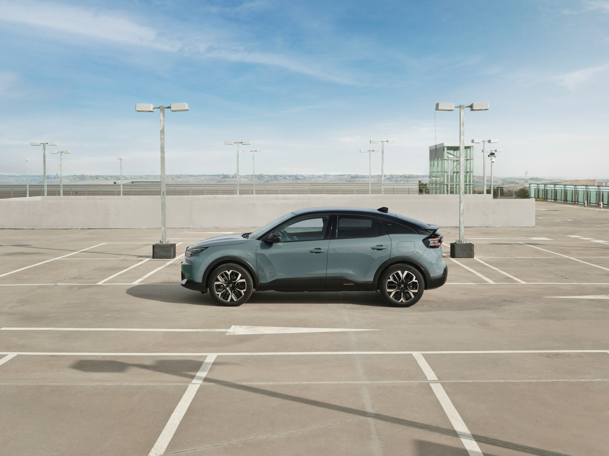 Vue côté ë-C4 Manhattan Green, avec design élégant sécurité, l'aéro et confort présence
