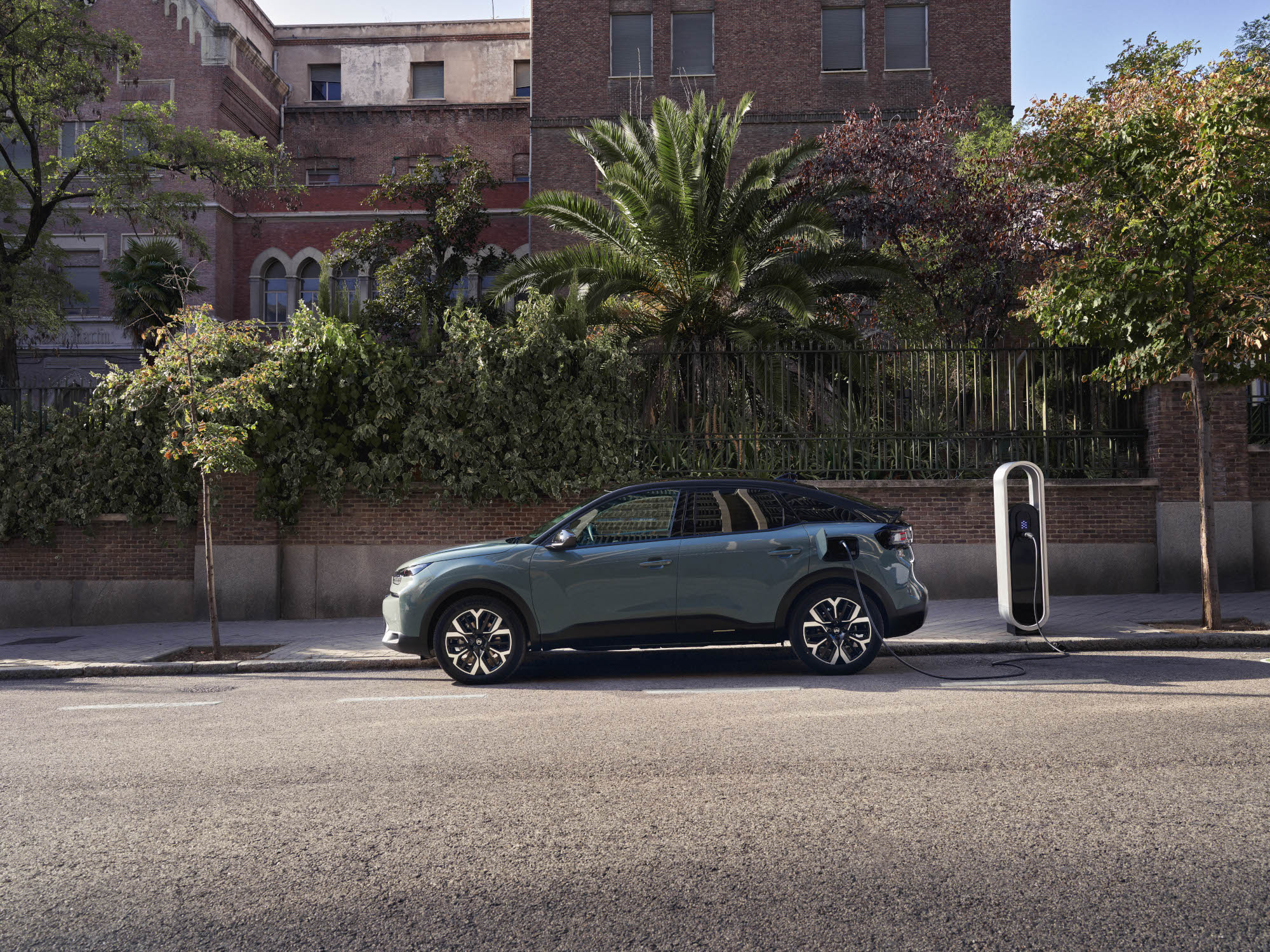 Vue côté de ë-C4 avec design élégant sécurité, efficacité et confort recharge urbaine premium.