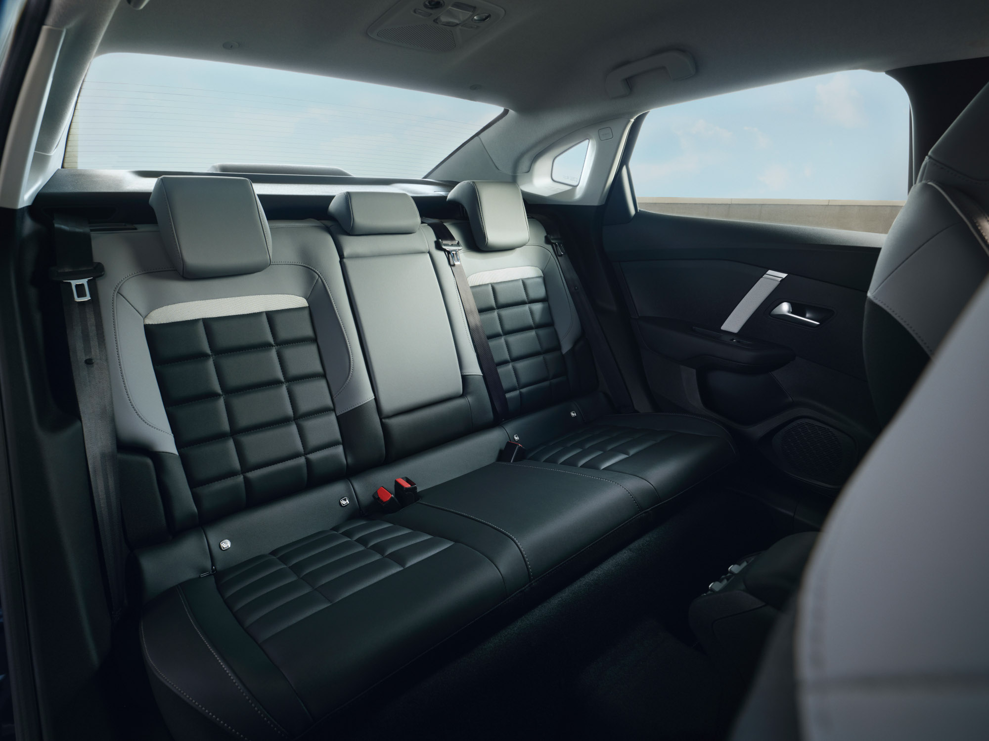 L'espace arrière de la Citroën ë‑C4 X, mettant en valeur ses sièges en cuir spacieux et confortables