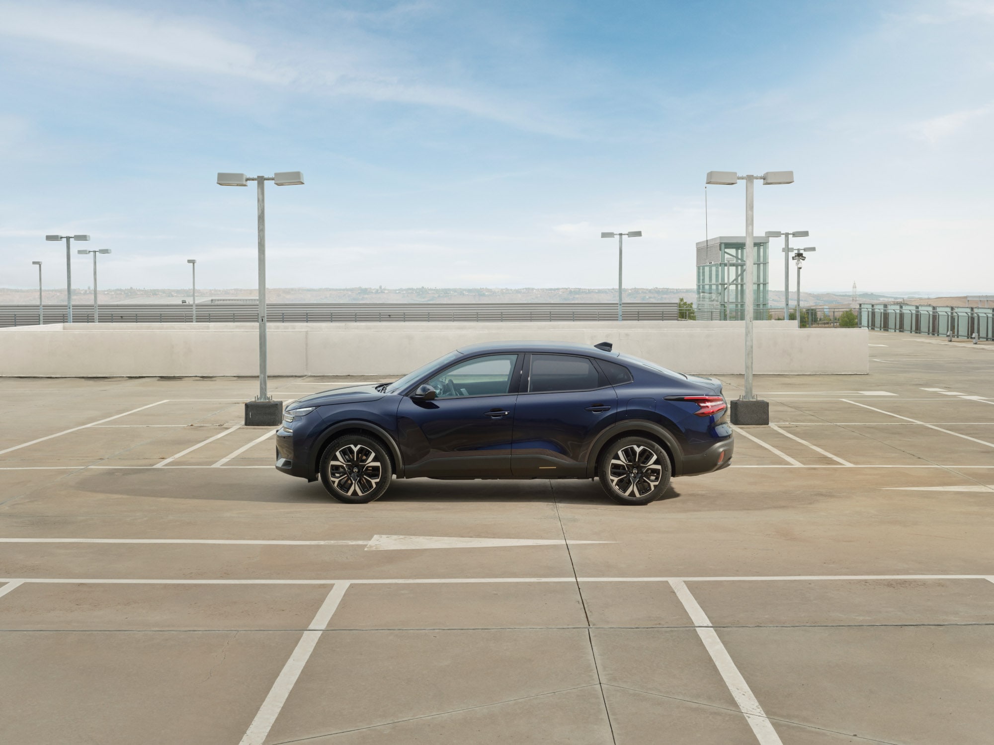 Vue côté de la Citroën ë-C4 X parking, avec son profil fastback mobilité abordable