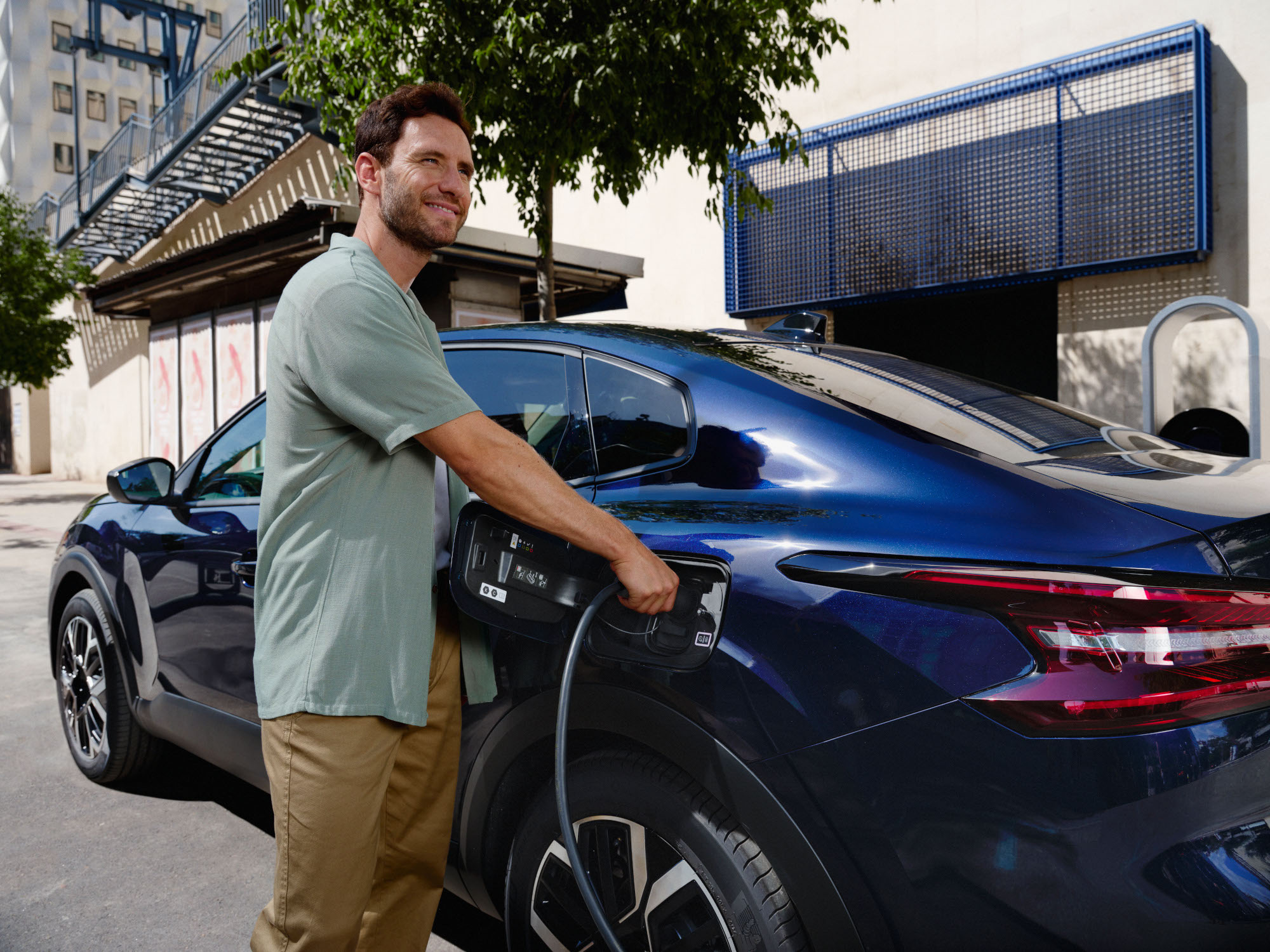 Vue de la Citroën ë-C4 X fastback en cours de recharge, illustrant la facilité d'accès à la prise
