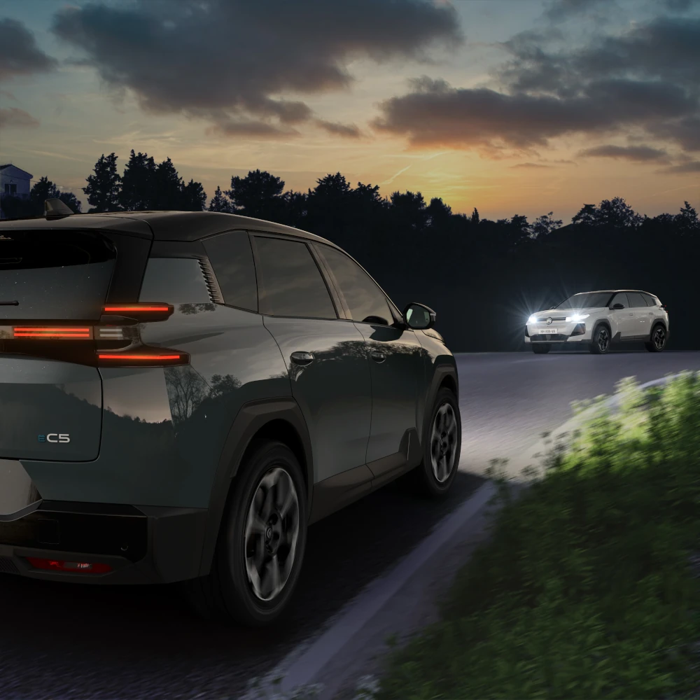 Vue arrière trois-quarts ë-C5 Aircross avec l'assistant de feux de route améliorant visibilité nocturne