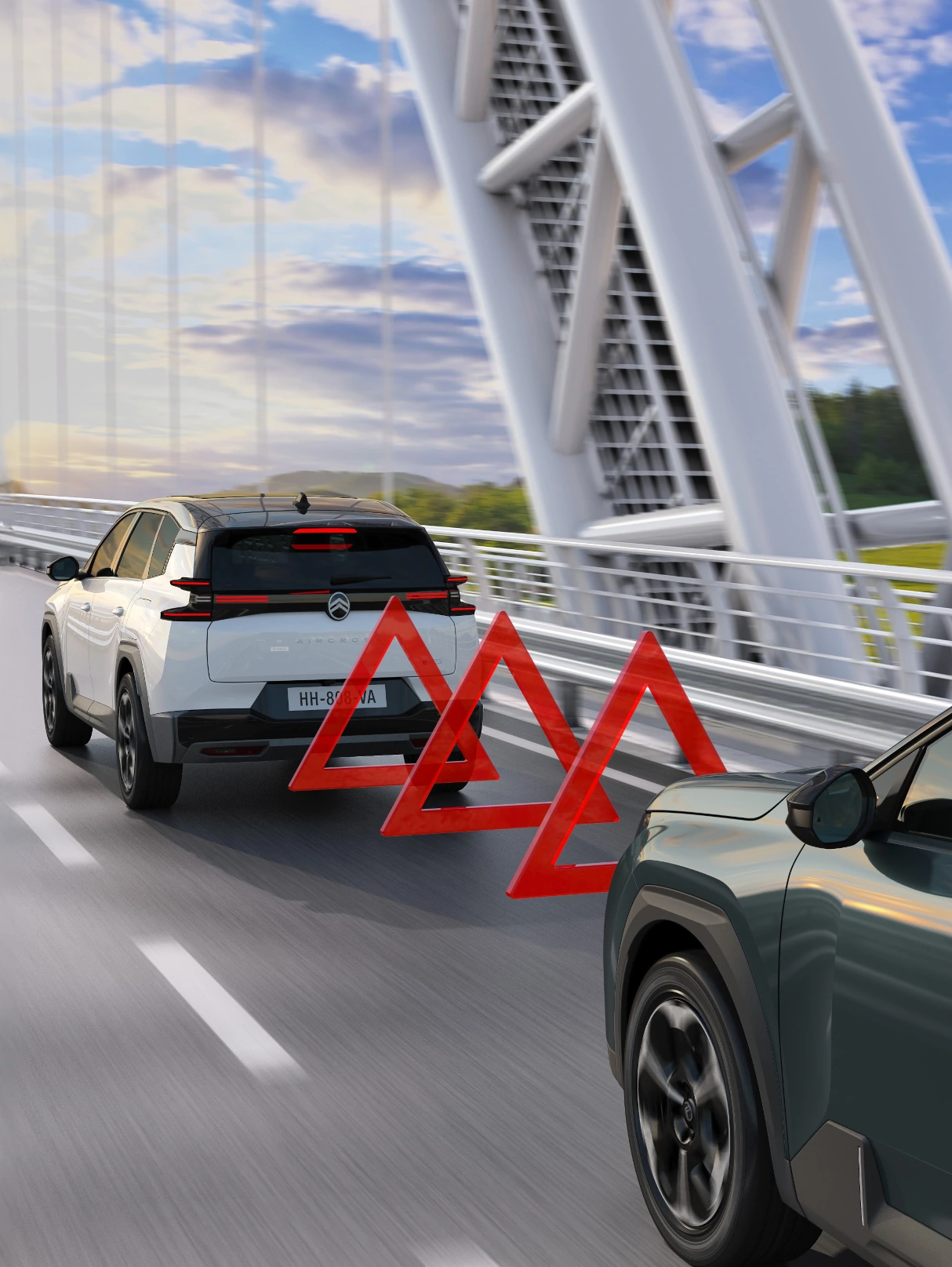 Vue arrière trois-quarts de ë-C5 Aircross avec le freinage de sécurité actif, qui améliore la sécurité, visibilité.