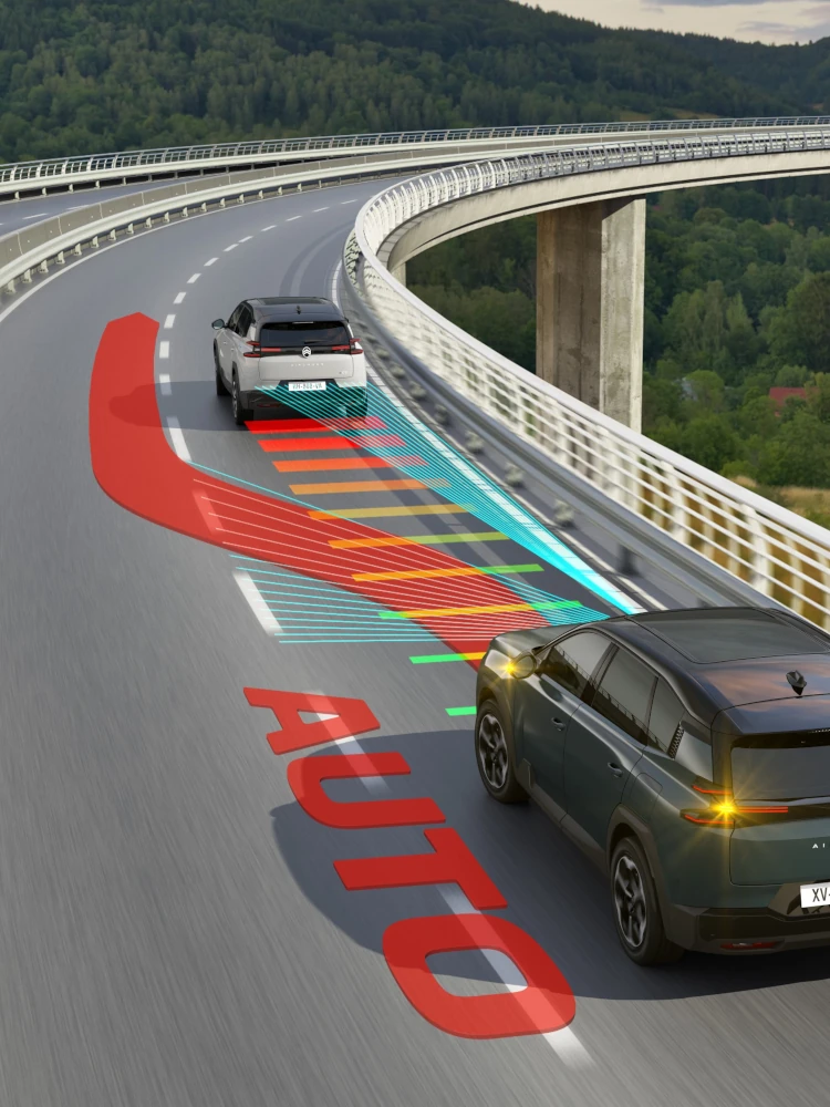 Vue arrière trois-quarts de ë-C5 Aircross avec Drive Assist 2.0, améliorant la sécurité.