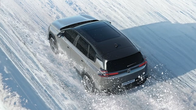 Vue arrière trois-quarts de ë-C5 Aircross avec Grip Control, améliorant la sécurité, la traction.