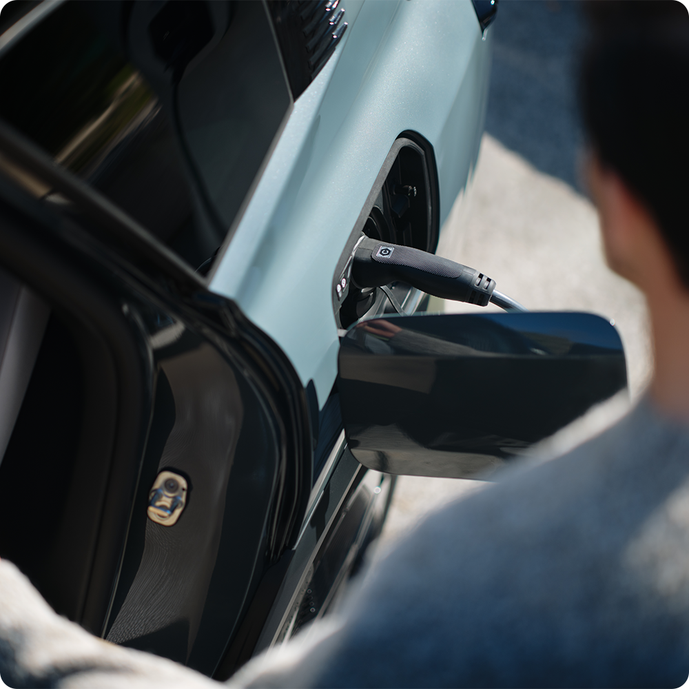 Vue en gros plan de la ë-C5 Aircross en charge sur la route, mettant en avant les technologies embarquées, la sécurité, l’efficience et une recharge publique plus fluide.
