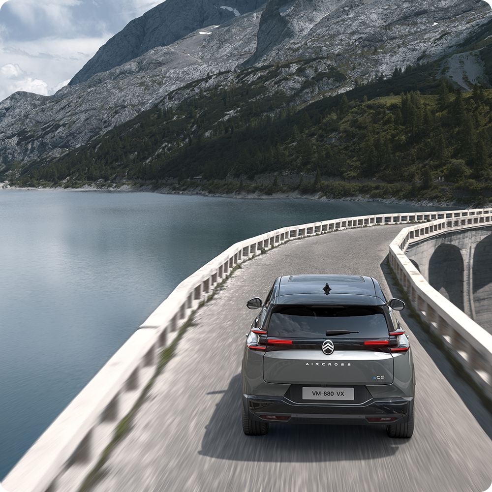 Vue arrière de la ë-C5 Aircross mettant en avant son autonomie électrique, son efficience, ses technologies et la liberté de parcourir de longues distances en toute confiance.