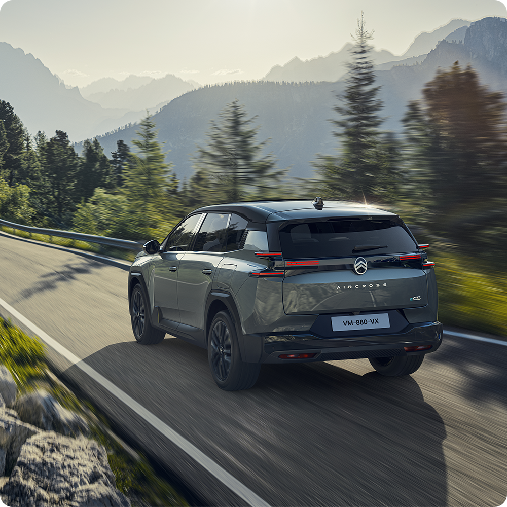 Vue arrière trois quarts de la ë-C5 Aircross mettant en avant son efficience électrique, sa sécurité, son confort et sa capacité à parcourir de longues distances en toute confiance.
