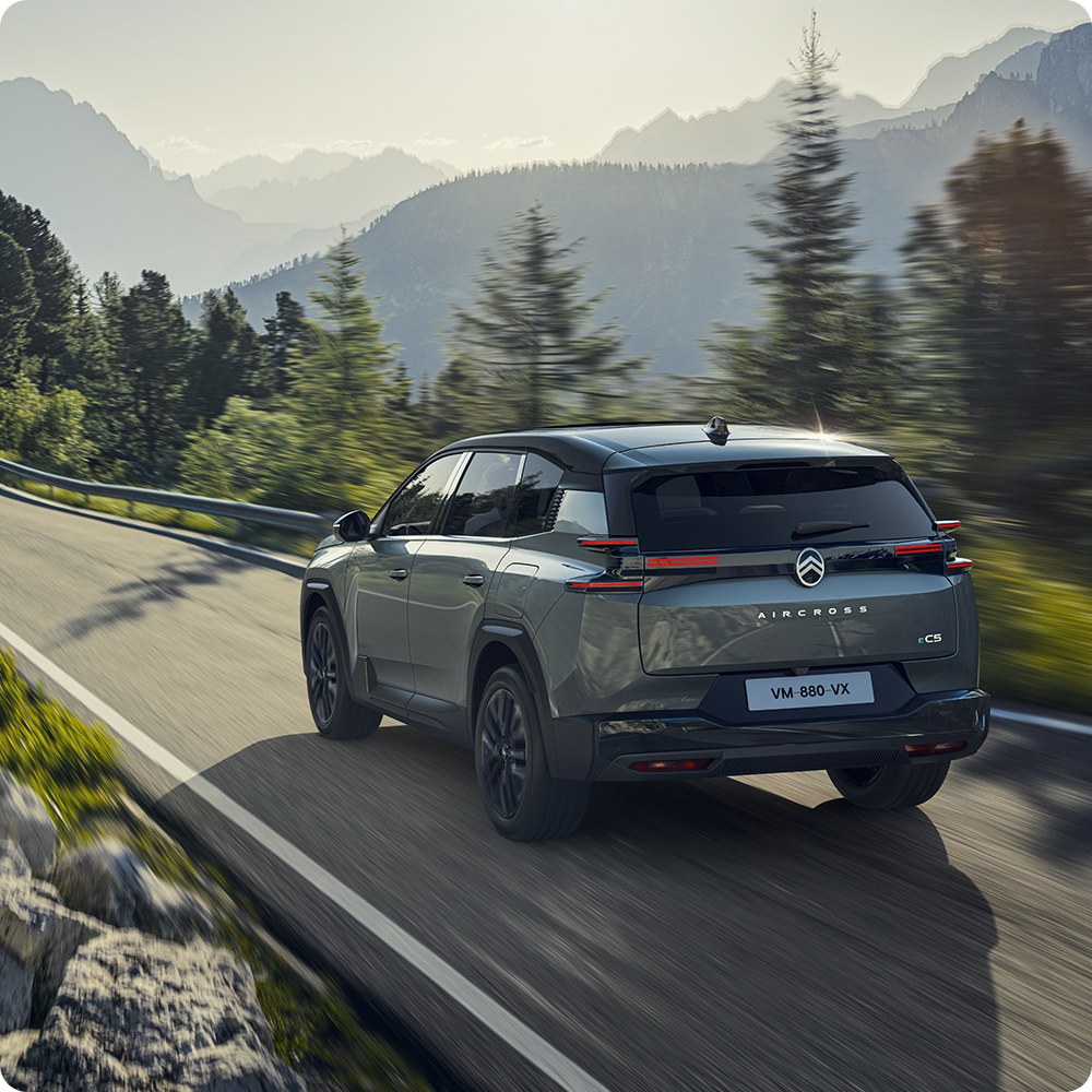 Vue arrière trois-quarts du C5 Aircross mettant en avant l’efficience, la technologie, la sécurité et la flexibilité de conduite, avec ou sans recharge.