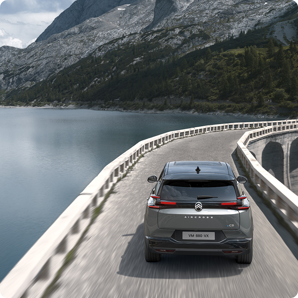 Vue arrière de la C5 Aircross mettant en avant son autonomie électrique, son efficience, ses technologies et la liberté de parcourir de longues distances en toute confiance.