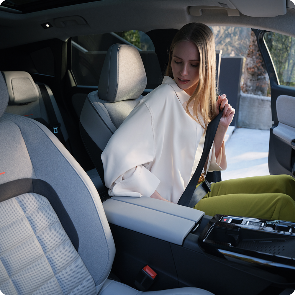 Vue intérieure avant de la ë-C5 Aircross mettant en avant les sièges Advanced Comfort, le maintien, la sécurité et un bien-être renforcé à bord.
