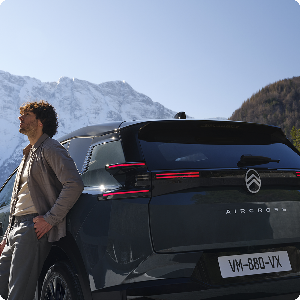 Vue arrière de la ë-C5 Aircross mettant en avant son autonomie étendue, son efficience, sa sécurité et la liberté de parcourir de longues distances en toute confiance.