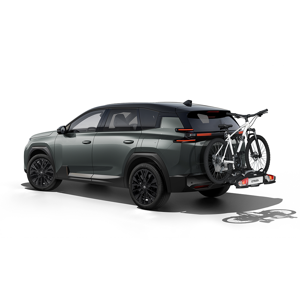 Vue arrière trois quarts de la ë-C5 Aircross équipée d’un porte-vélos, illustrant une solution pratique pour le transport des vélos et les escapades en plein air.