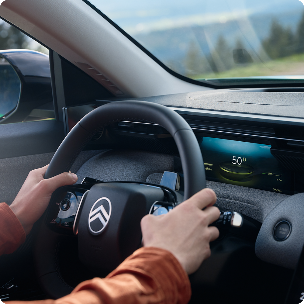 Vue conducteur mettant en avant les technologies d’aide à la conduite (ADAS), améliorant la sécurité, la visibilité, le confort et offrant une conduite plus fluide et sereine.