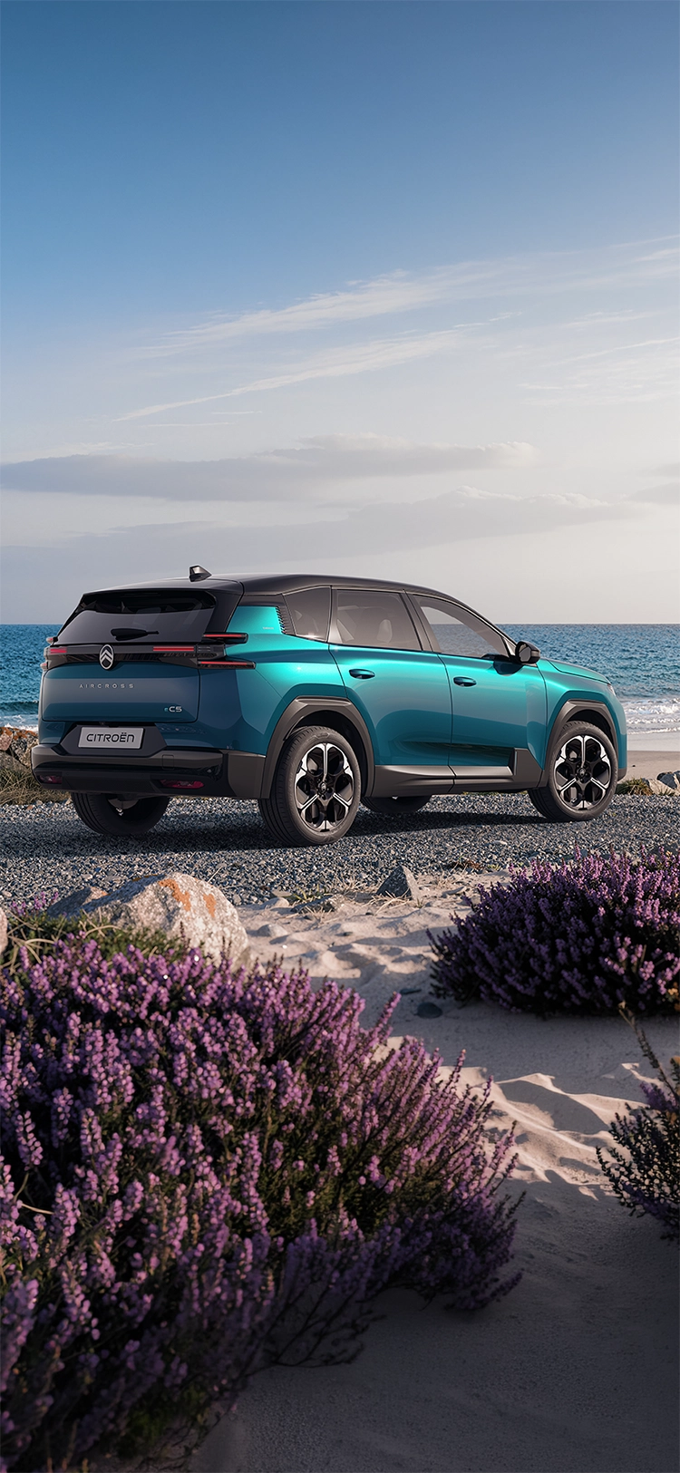 Vue arrière trois quarts de la Citroën ë-C5 Aircross Émeraude mettant en valeur les feux arrière LED Citroën Light Wings et son design spacieux de SUV familial.