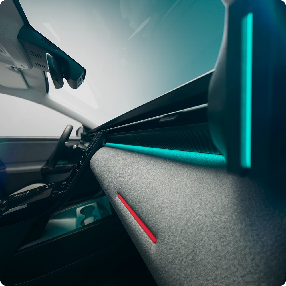 Gros plan de l’intérieur de la Citroën ë-C5 Aircross mettant en avant l’utilisation de matériaux durables et les détails de l’éclairage d’ambiance. 