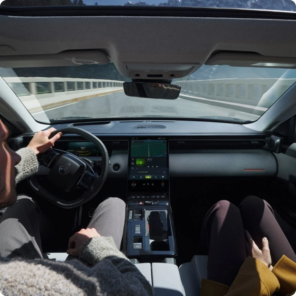 Vue intérieure avant de la ë-C5 Aircross mettant en avant les technologies ergonomiques, la connectivité, la sécurité et un confort de conduite moderne amélioré.