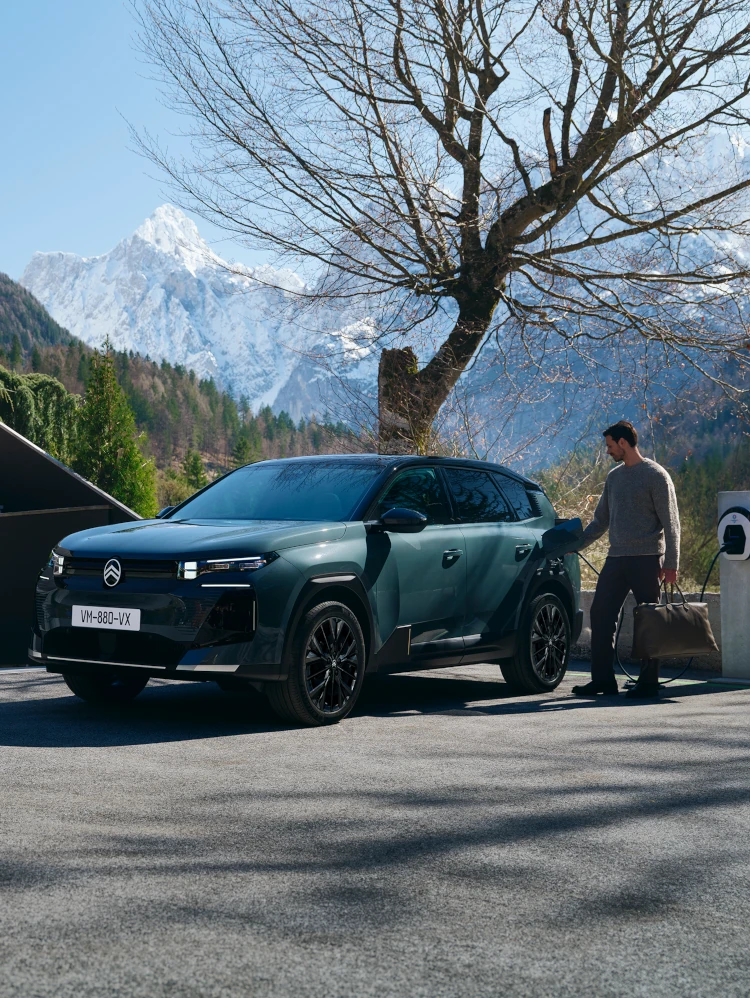 Vue 3/4 avant d'ë-C5 Aircross vert Astoria, avec design sculpté SUV, l'aéro, la sécurité et une présence.