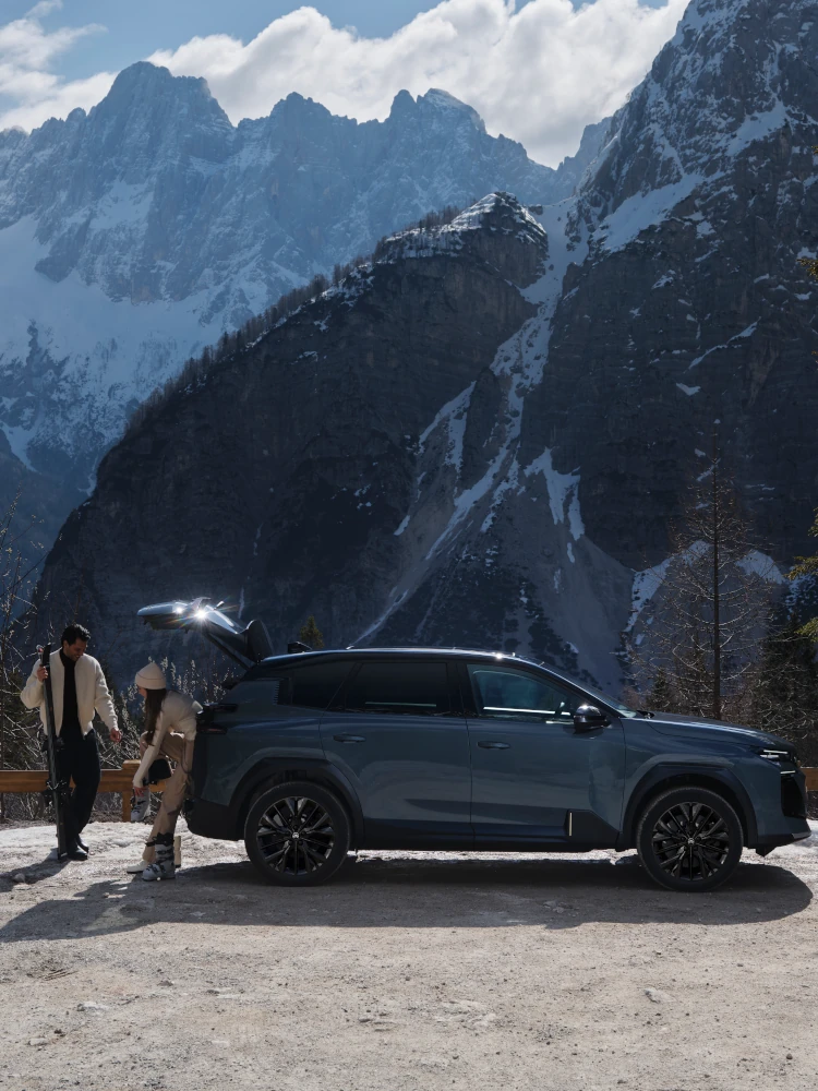 Vue côté de l’ë-C5 Aircross Astoria Green, avec l’accès facile au coffre, confort