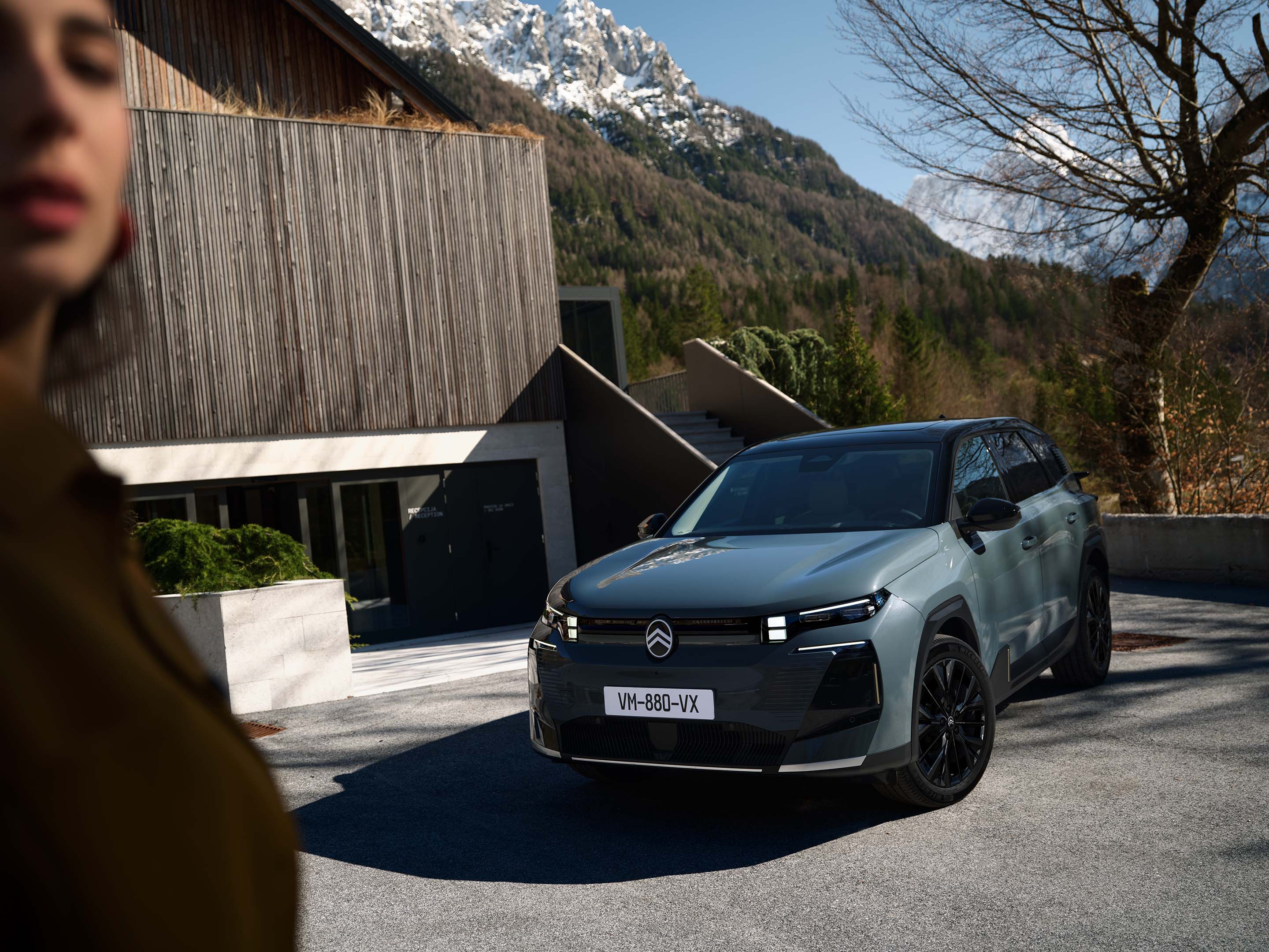 Vue avant de ë-C5 Aircross avec la sécurité, l'efficacité, techno, design et expérience quotidienne premium.