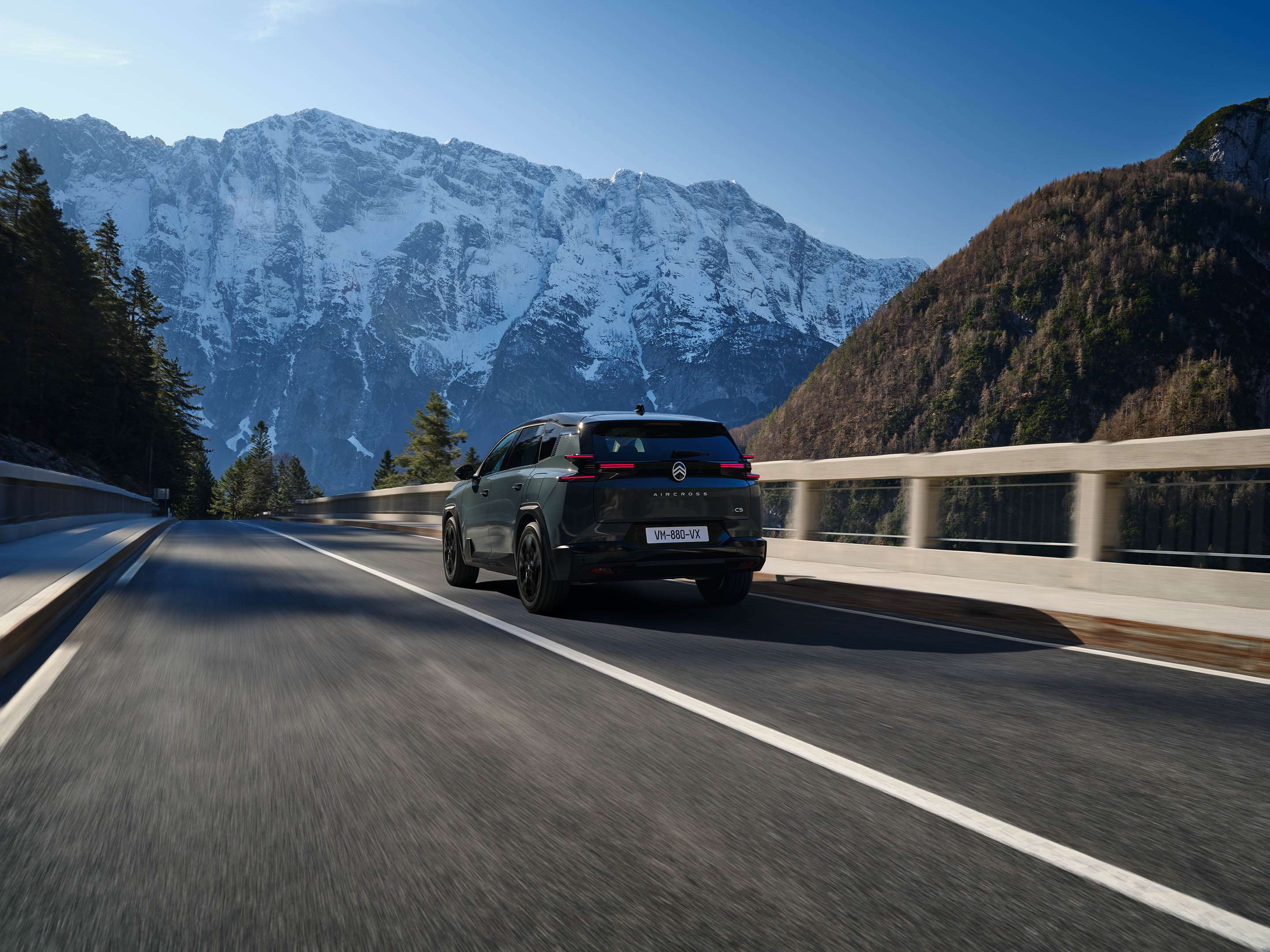 Vue 3/4 arrière de ë-C5 Aircross avec design aéro dynamique, sécurité, l’efficacité et une présence