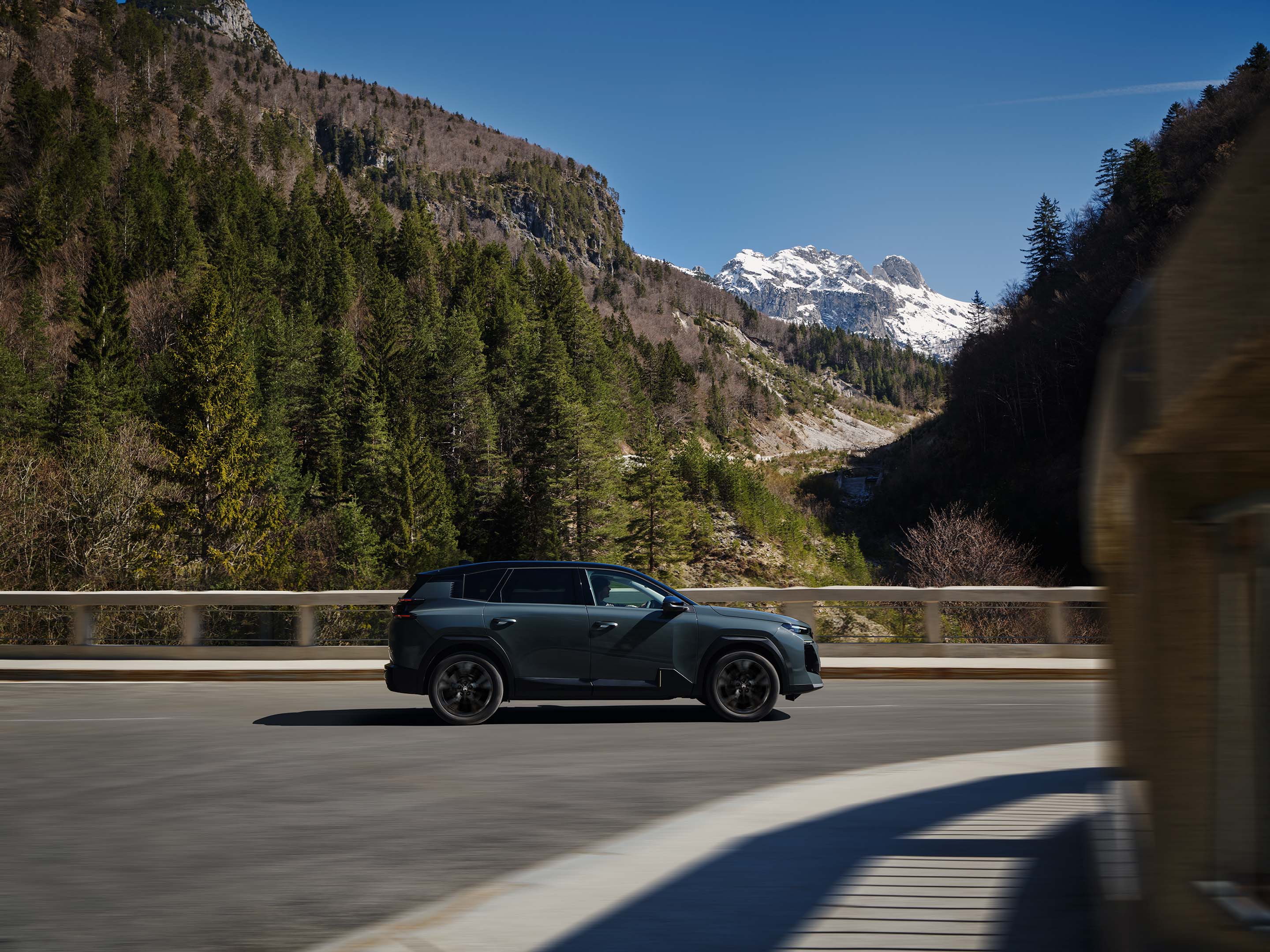 Vue profil d’ë-C5 Aircross, avec design aéro SUV, efficacité, confort, sécurité et présence.