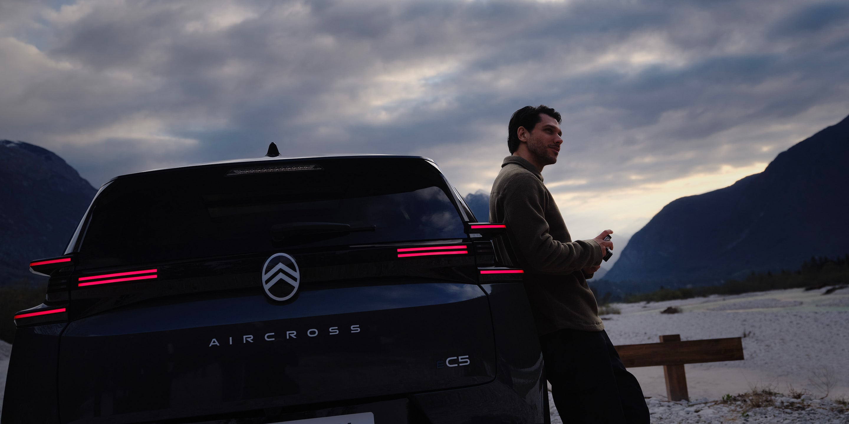 Vue arrière détaillée de ë-C5 Aircross, avec signature LED, techno, la sécurité et l'efficacité expérience connectée premium.
