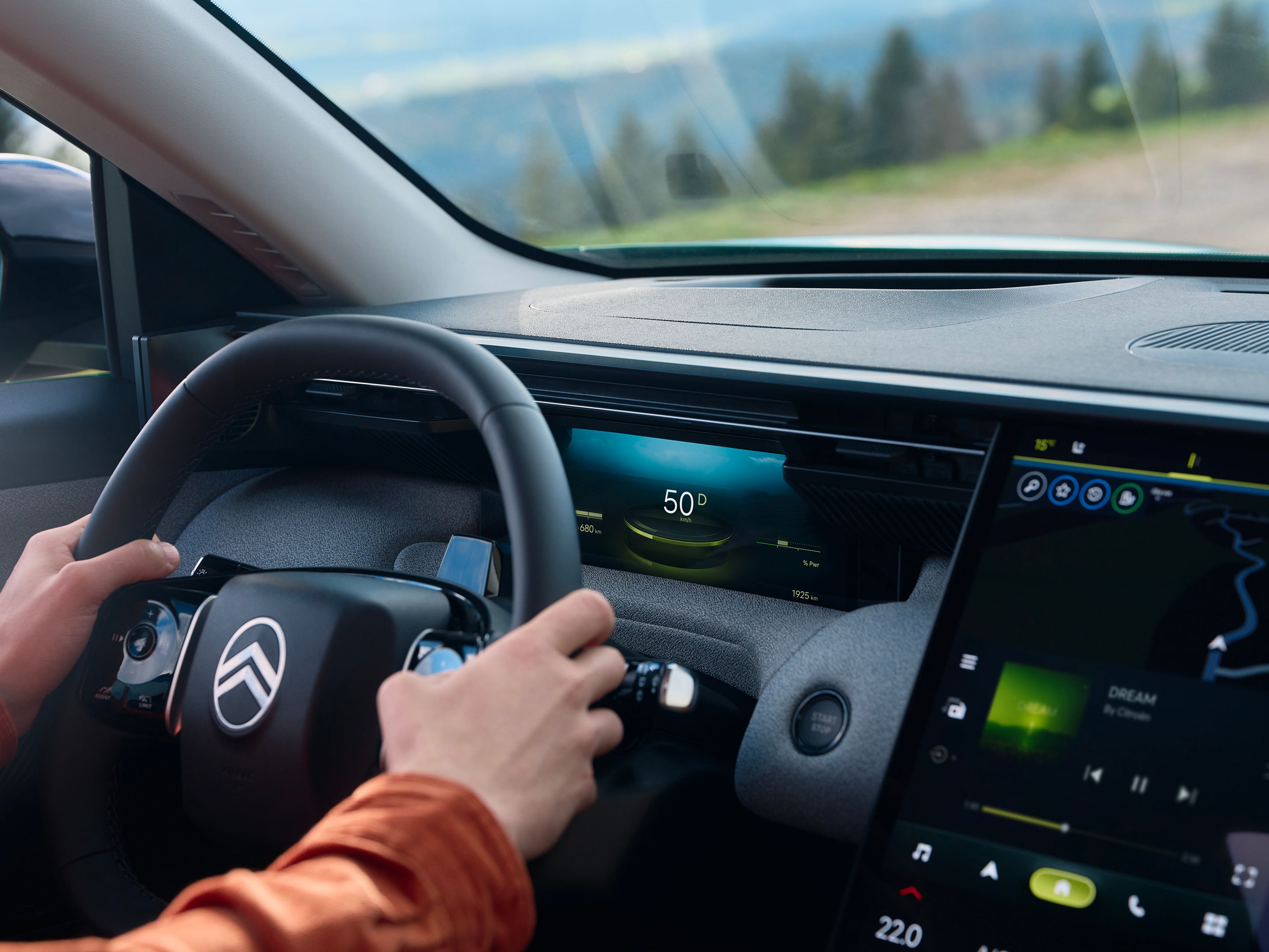 Vue du conducteur de ë-C5 Aircross avec la technologie du cockpit numérique, sécurité.