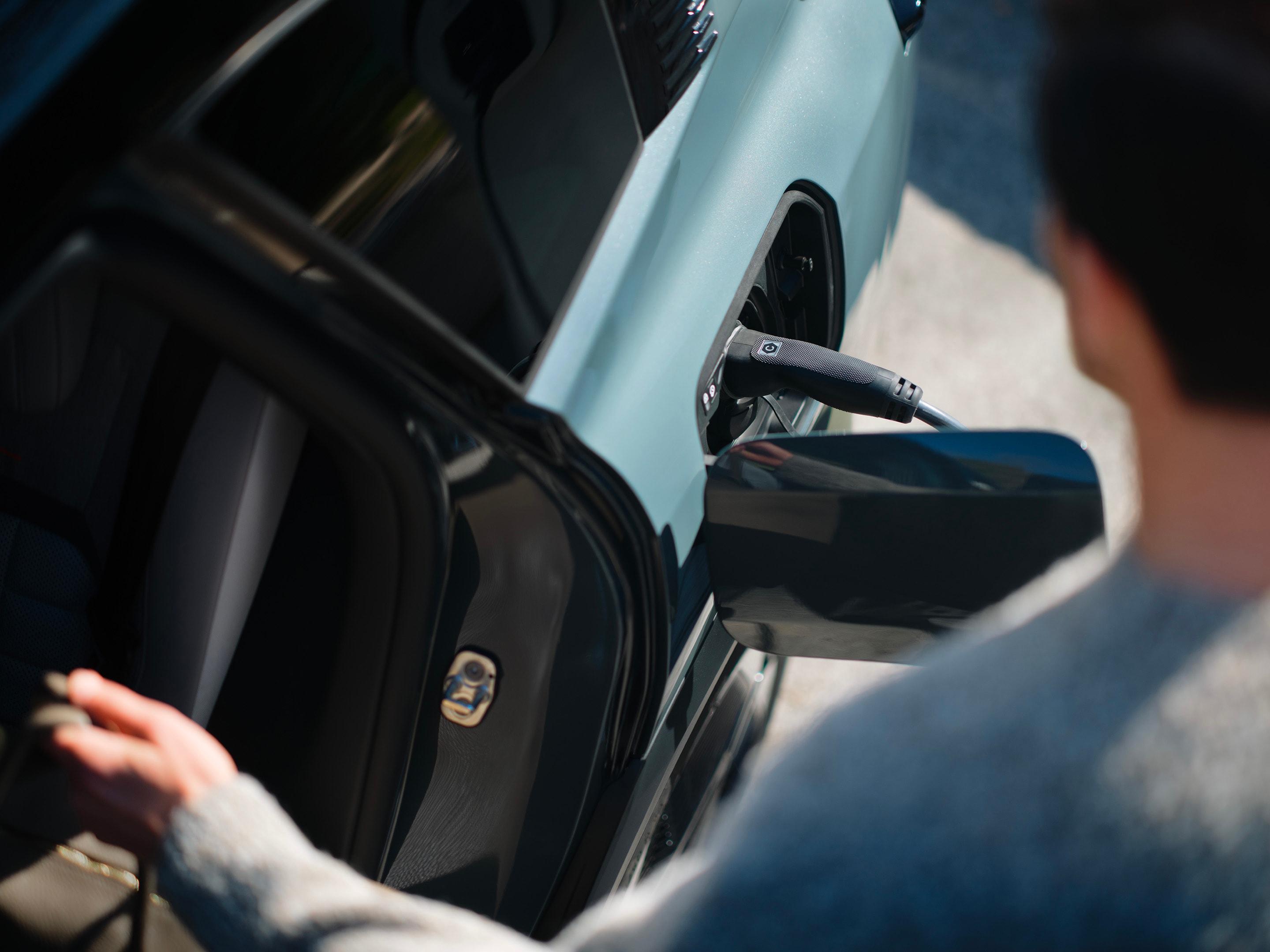 Vue détaillée de la porte de ë-C5 Aircross avec le connecteur de recharge, la conception accessible, sécurité.